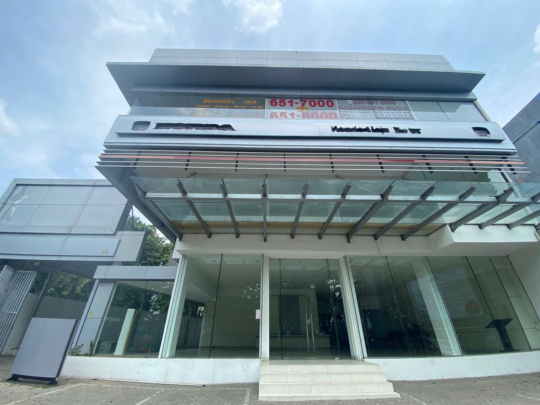 Showroom Jalan Utama Sunter Jakarta Utara
