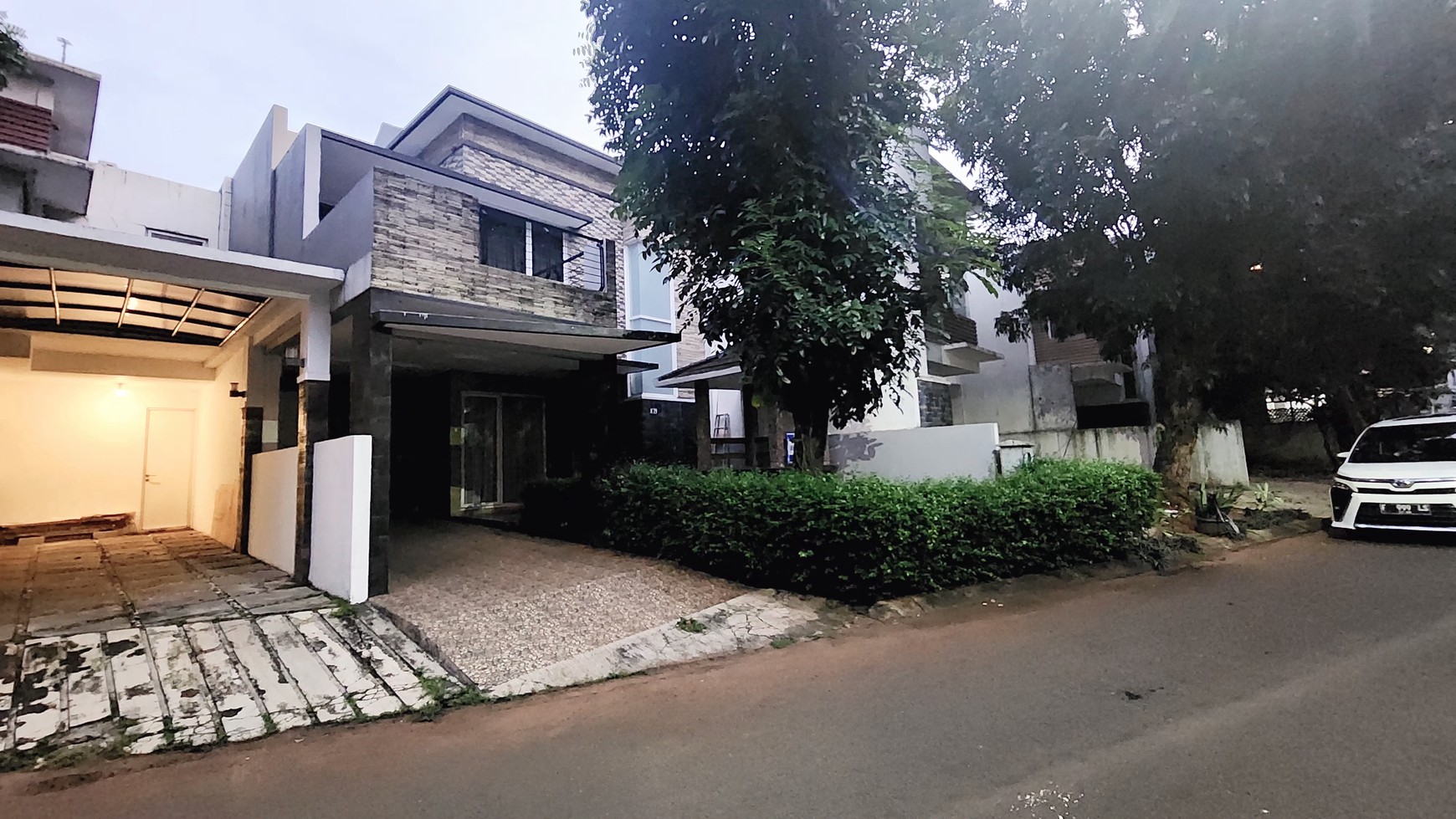 Rumah cantik siap huni di Mahogany Residence 