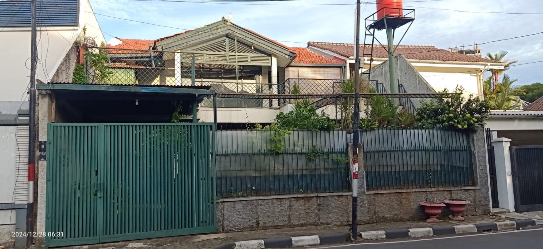 Rumah 2 Lantai Siap Huni di Menteng