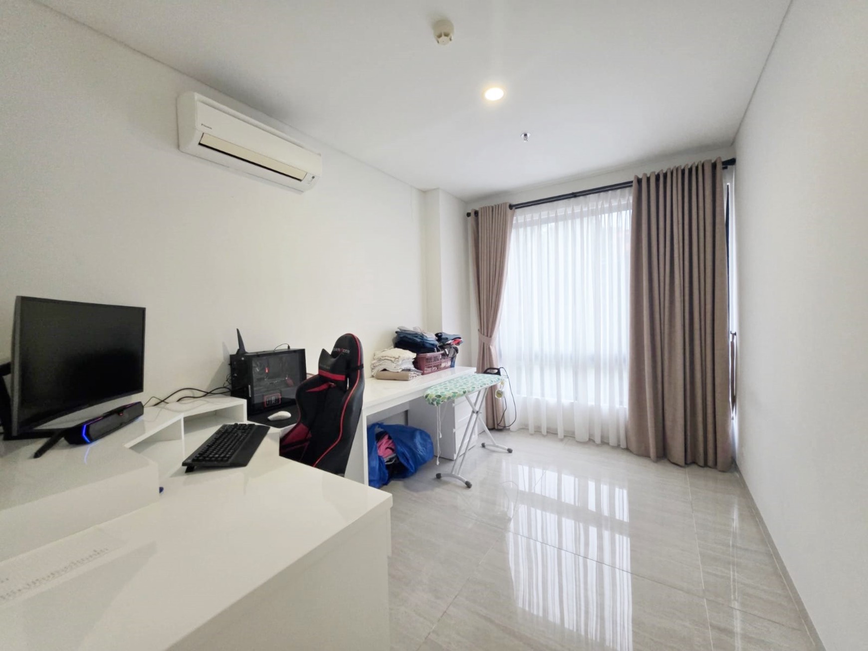 Dijual cepat strategis tengah kota apartemen LLOYD type 2 BR Alam Sutera