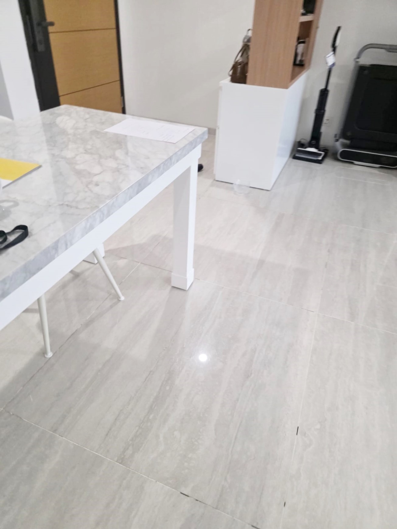Dijual cepat strategis tengah kota apartemen LLOYD type 2 BR Alam Sutera