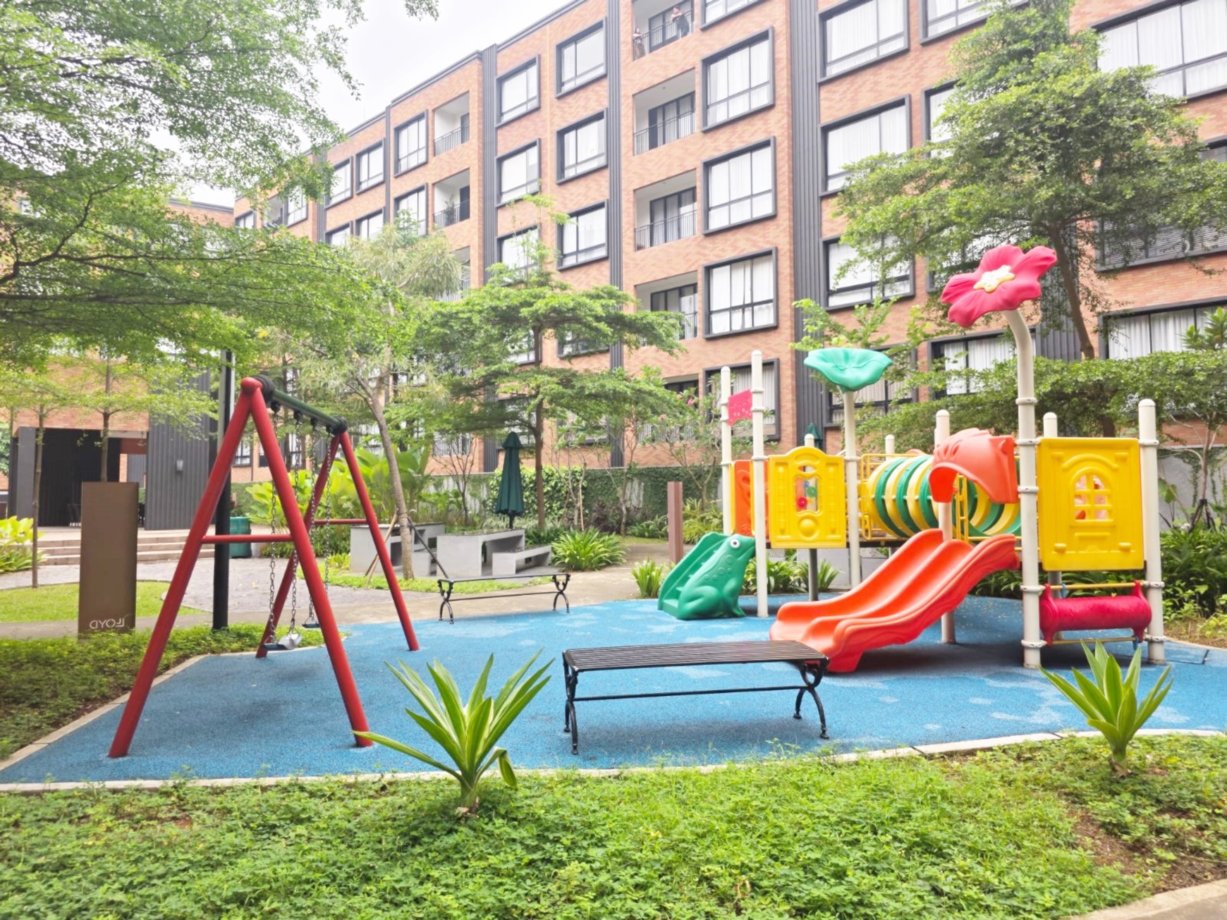 Dijual cepat strategis tengah kota apartemen LLOYD type 2 BR Alam Sutera