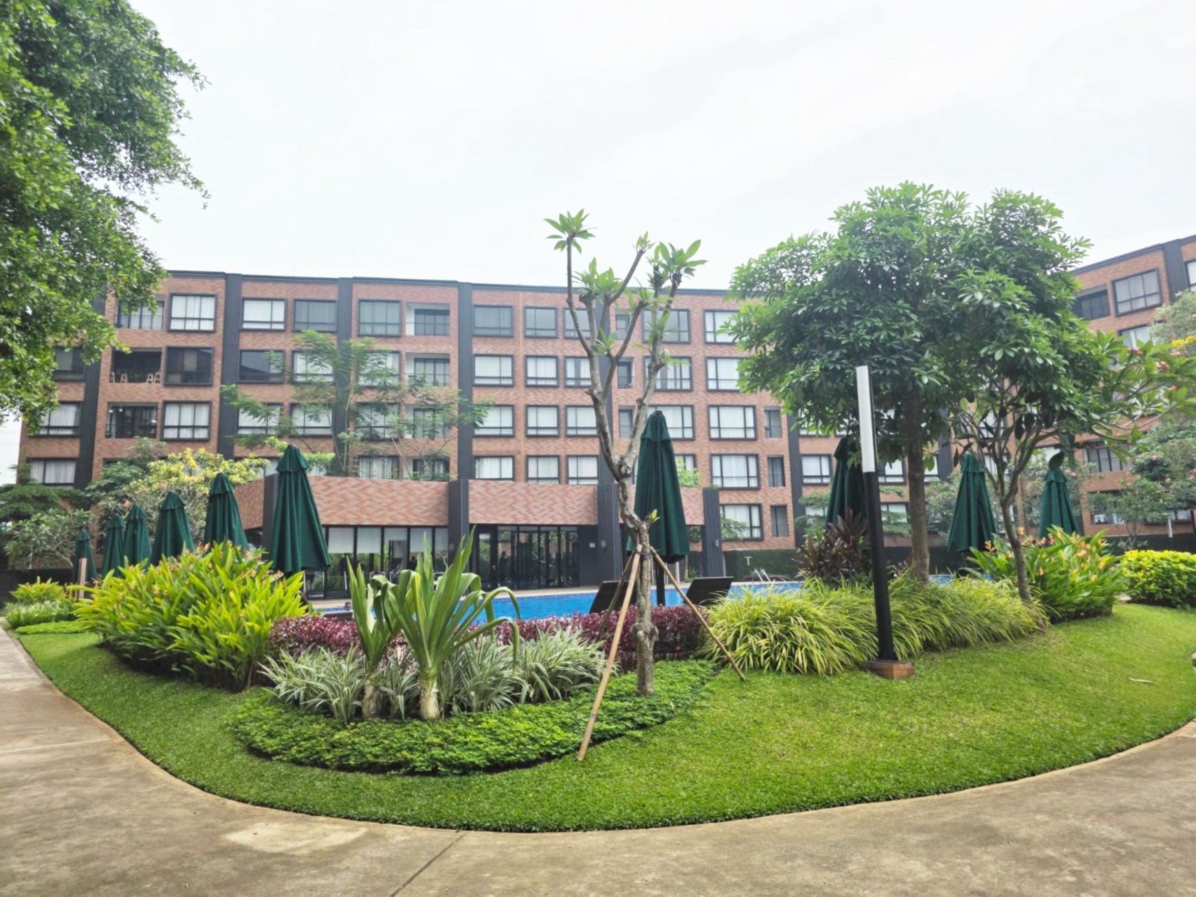 Dijual cepat strategis tengah kota apartemen LLOYD type 2 BR Alam Sutera