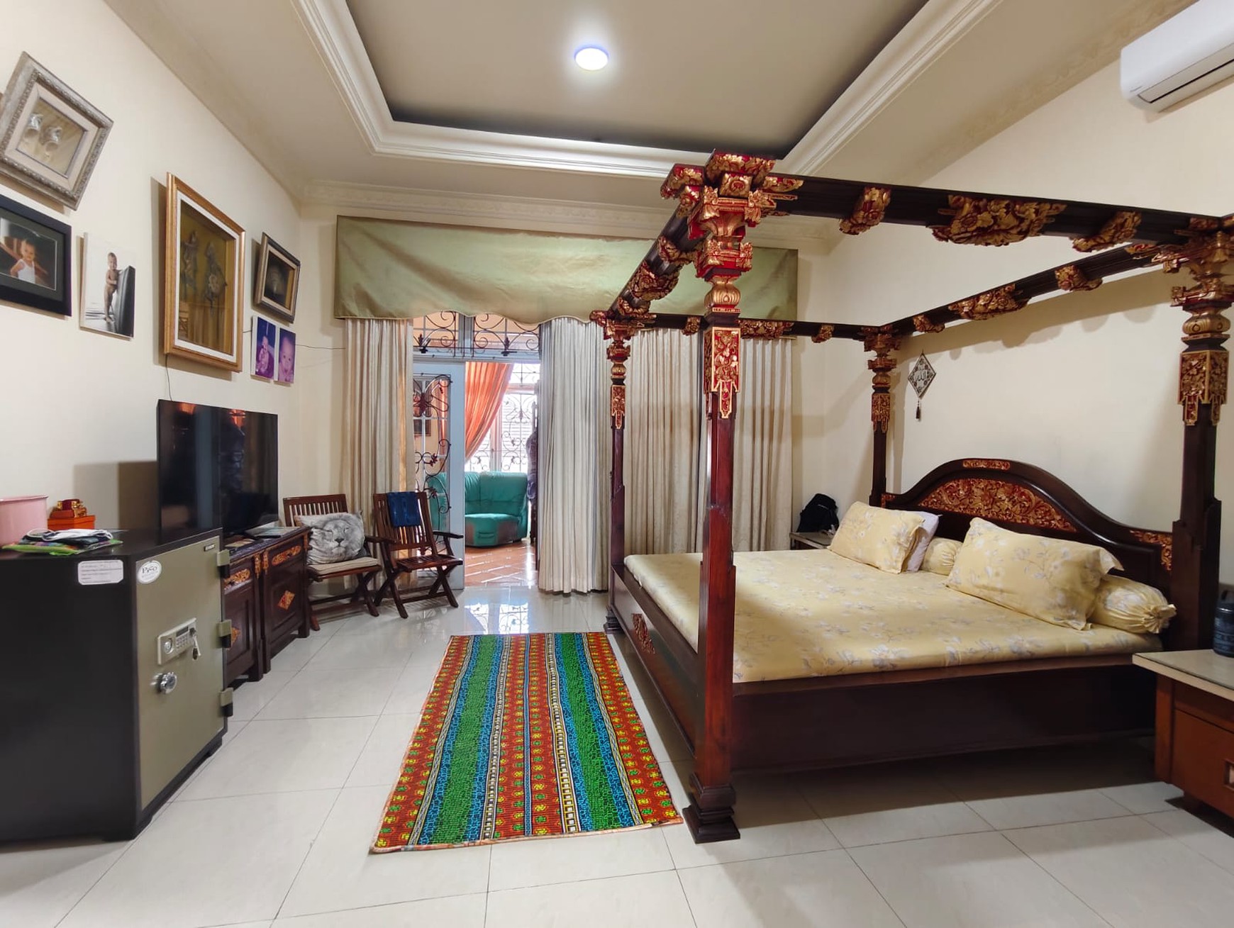 Rumah Boulevard Legenda Wisata, Depan Halte Bus