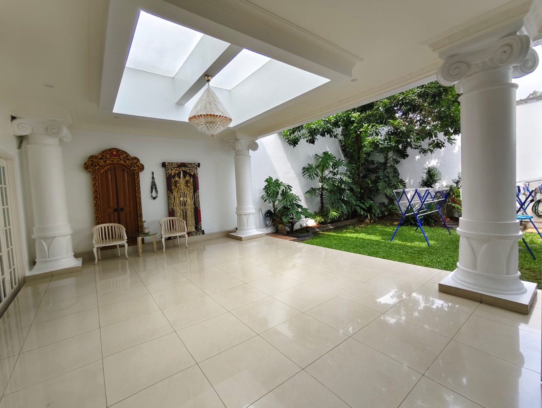 Rumah Boulevard Legenda Wisata, Depan Halte Bus