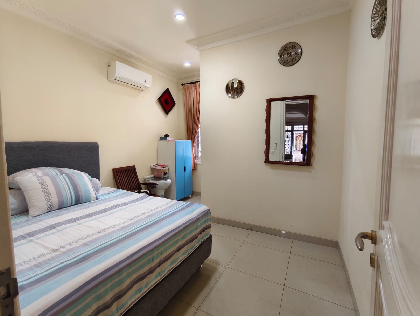 Rumah Boulevard Legenda Wisata, Depan Halte Bus