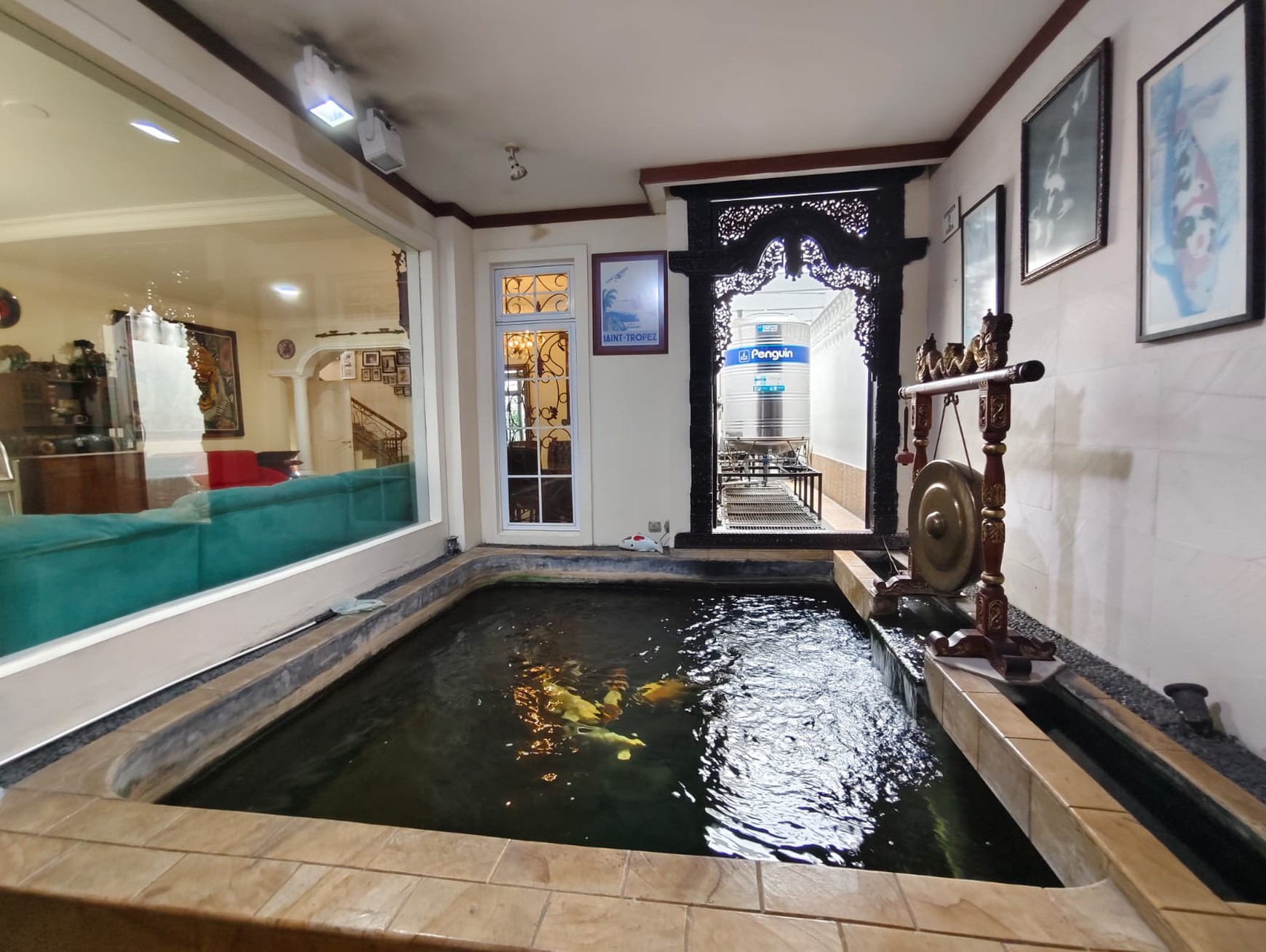 Rumah Boulevard Legenda Wisata, Depan Halte Bus