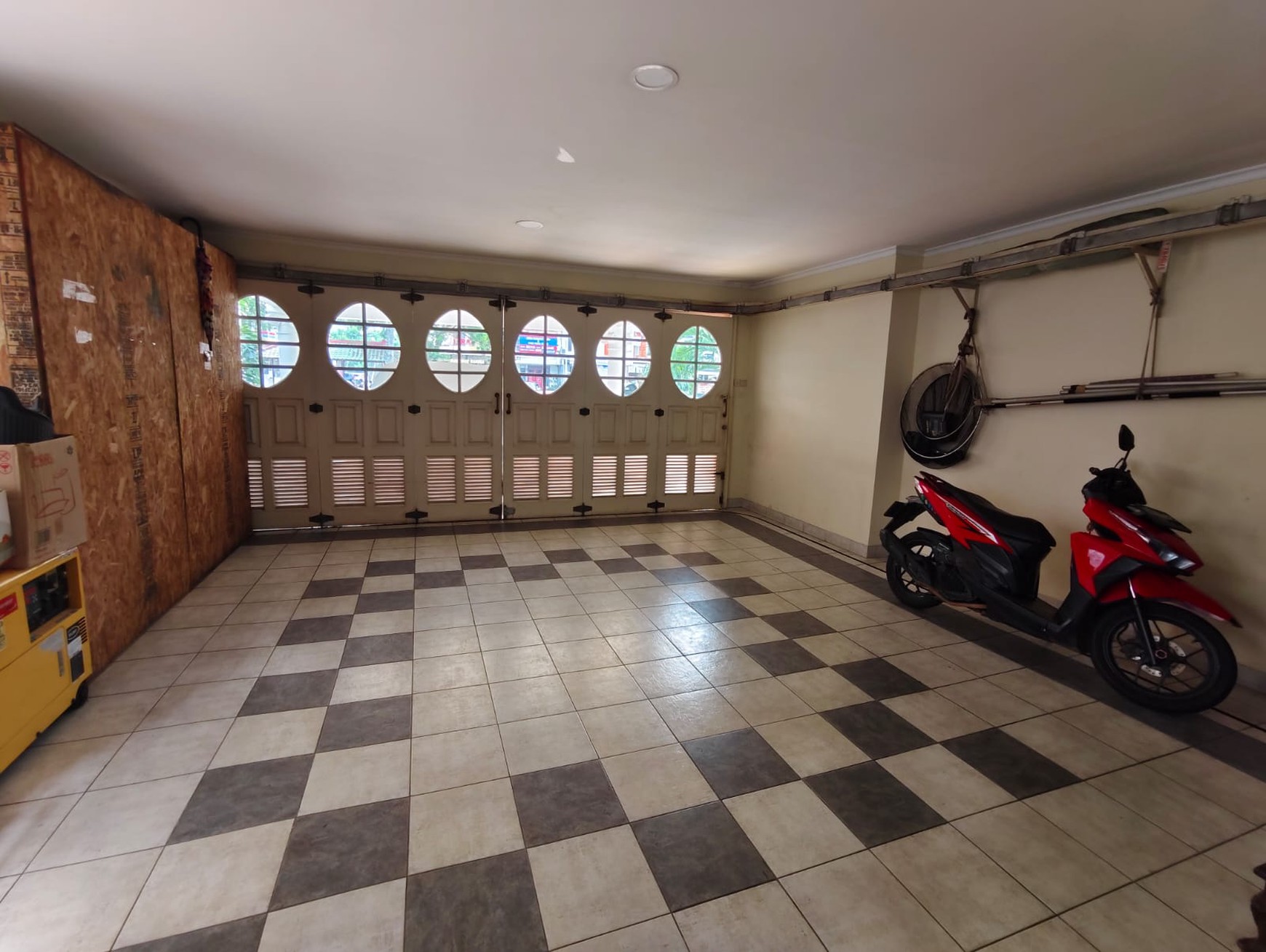 Rumah Boulevard Legenda Wisata, Depan Halte Bus