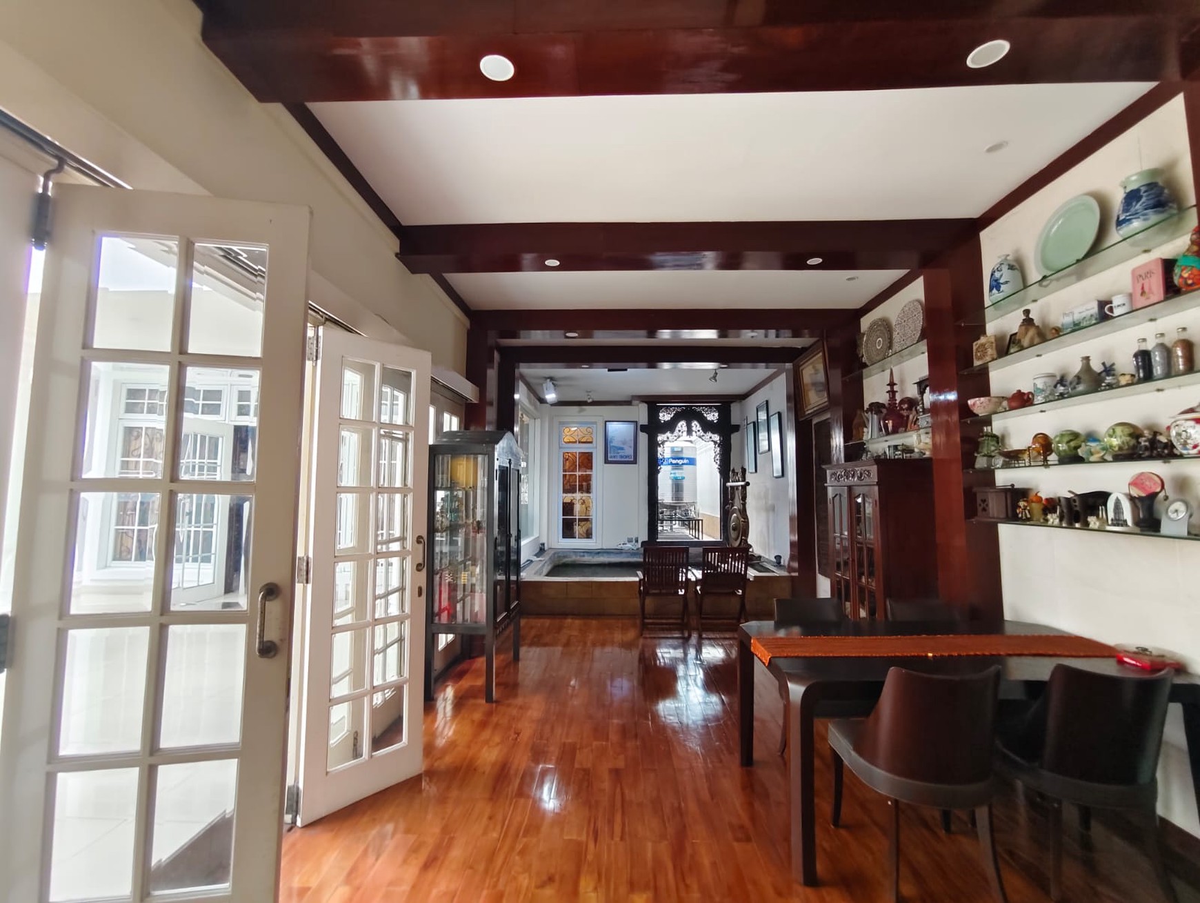 Rumah Boulevard Legenda Wisata, Depan Halte Bus