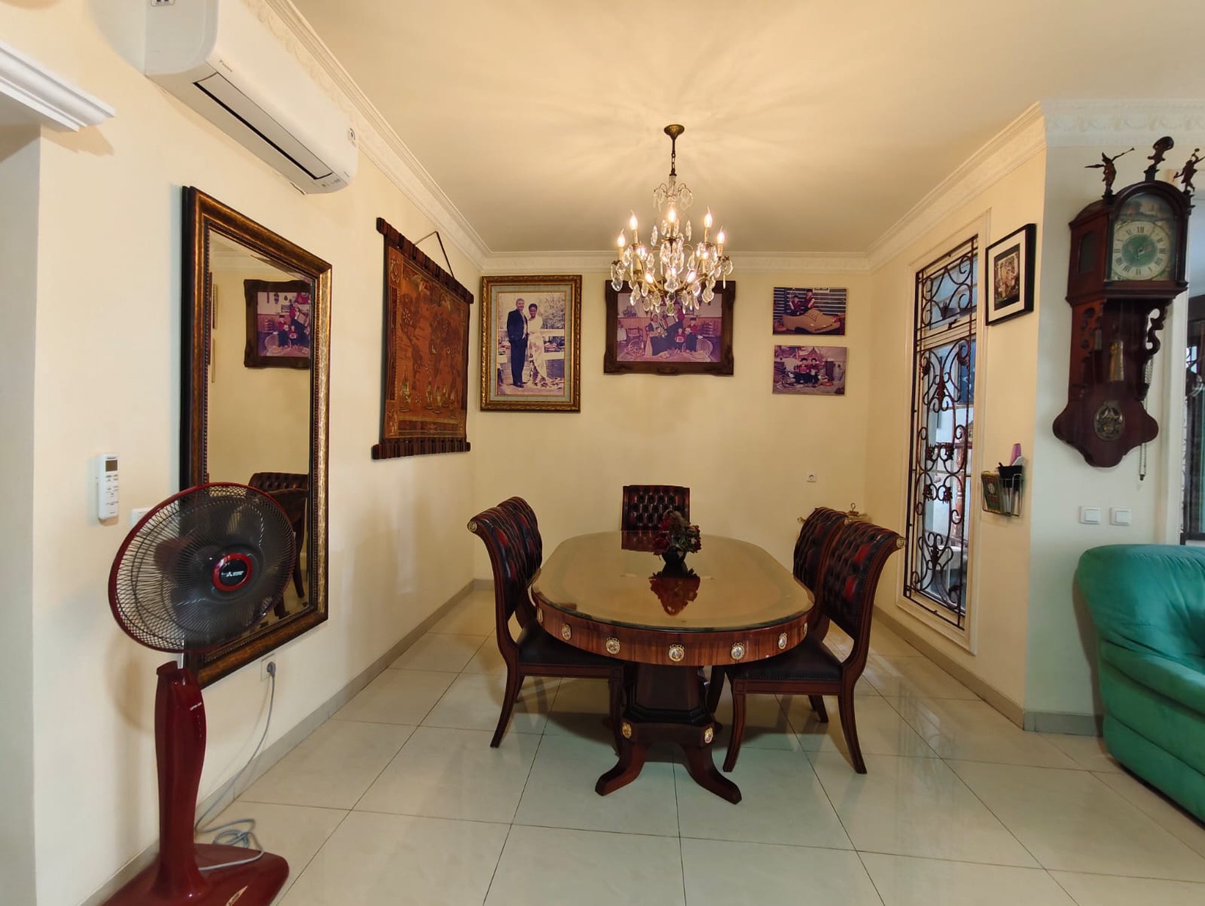 Rumah Boulevard Legenda Wisata, Depan Halte Bus