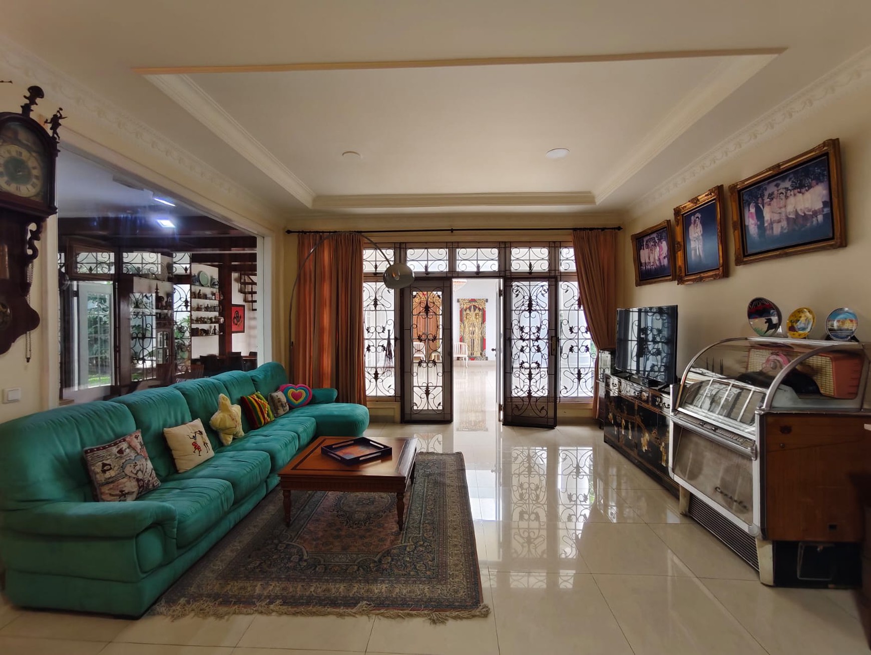 Rumah Boulevard Legenda Wisata, Depan Halte Bus