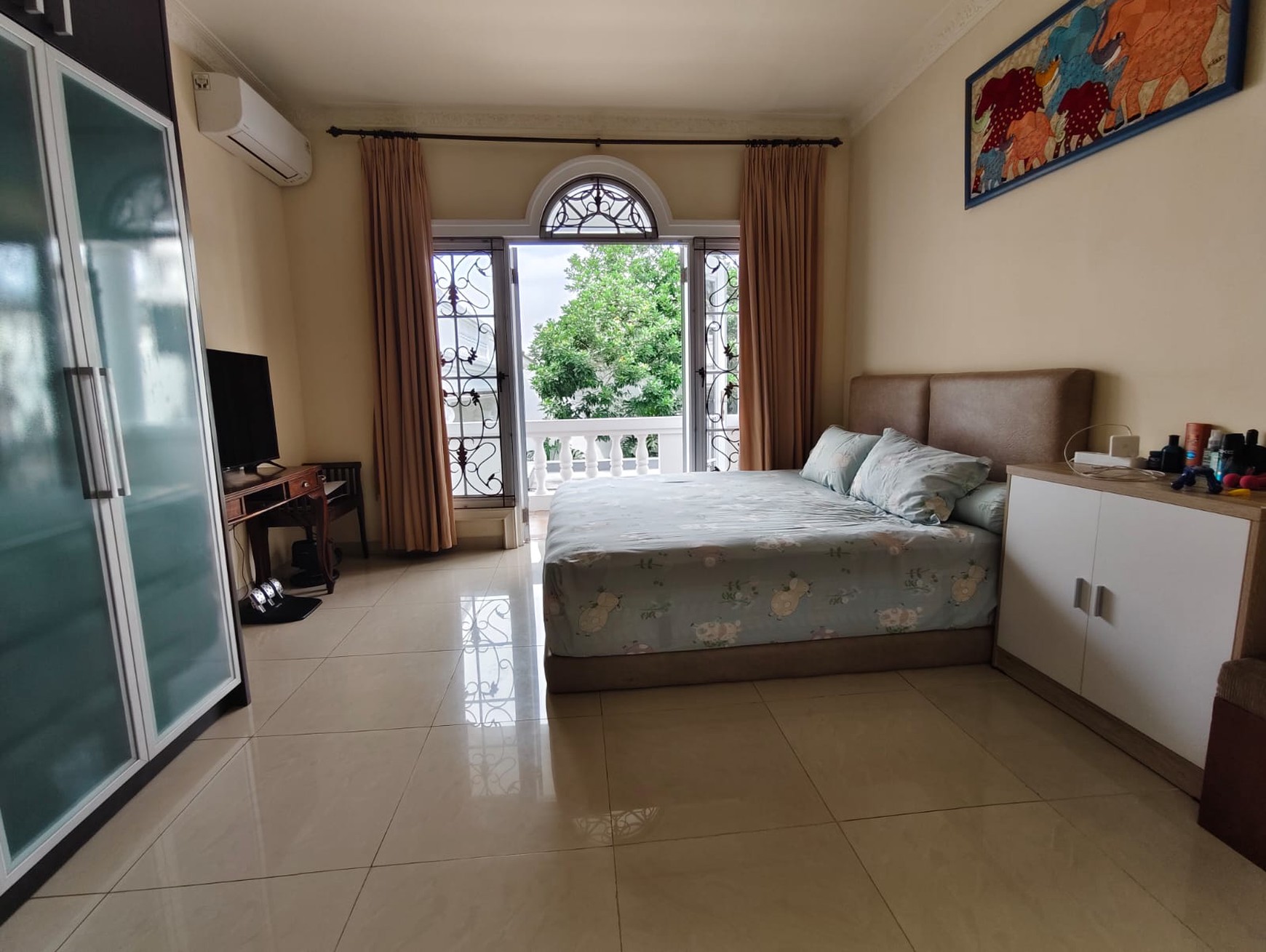 Rumah Boulevard Legenda Wisata, Depan Halte Bus