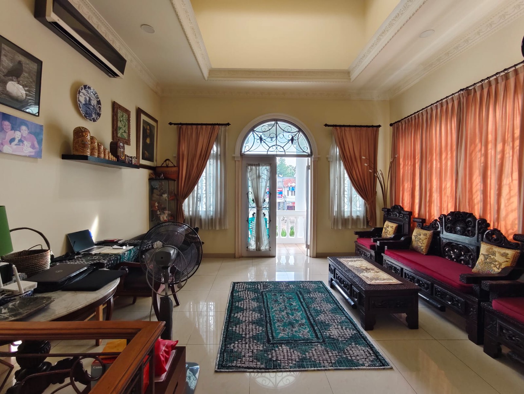 Rumah Boulevard Legenda Wisata, Depan Halte Bus