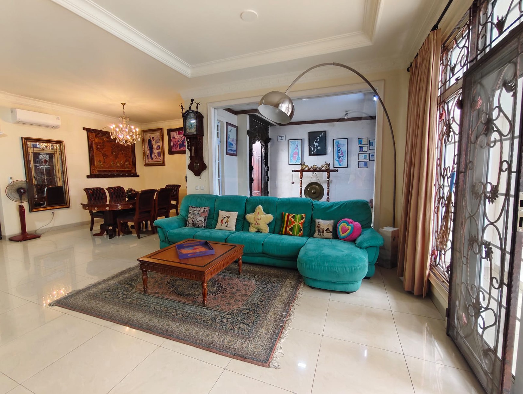 Rumah Boulevard Legenda Wisata, Depan Halte Bus