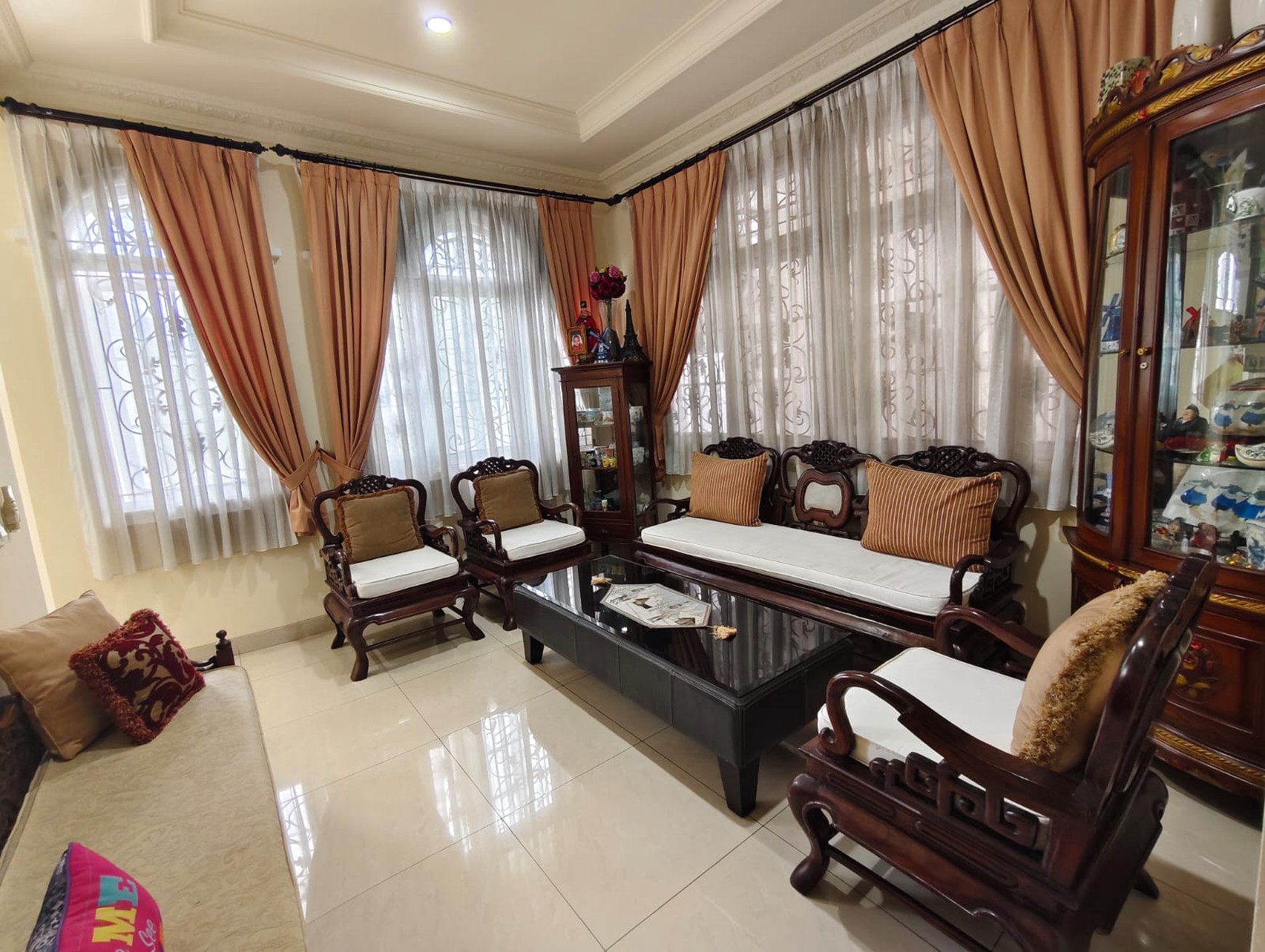 Rumah Boulevard Legenda Wisata, Depan Halte Bus