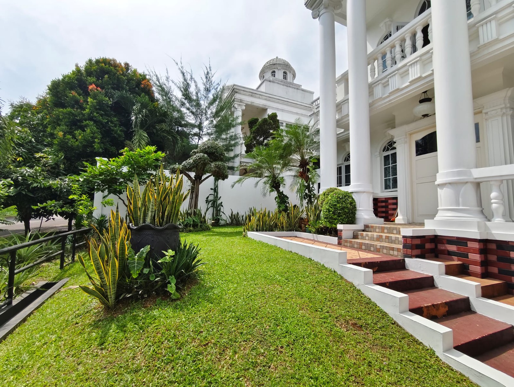 Rumah Boulevard Legenda Wisata, Depan Halte Bus