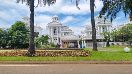 Rumah Boulevard Legenda Wisata, Depan Halte Bus