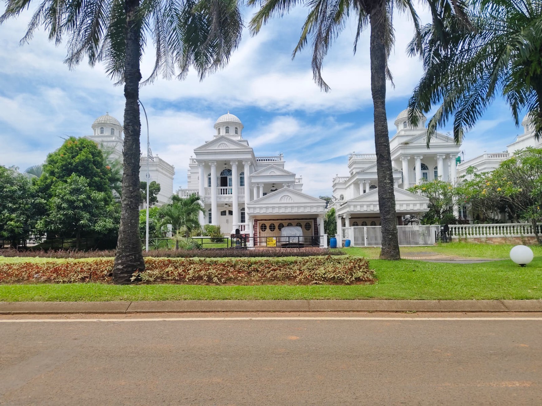 Rumah Boulevard Legenda Wisata, Depan Halte Bus
