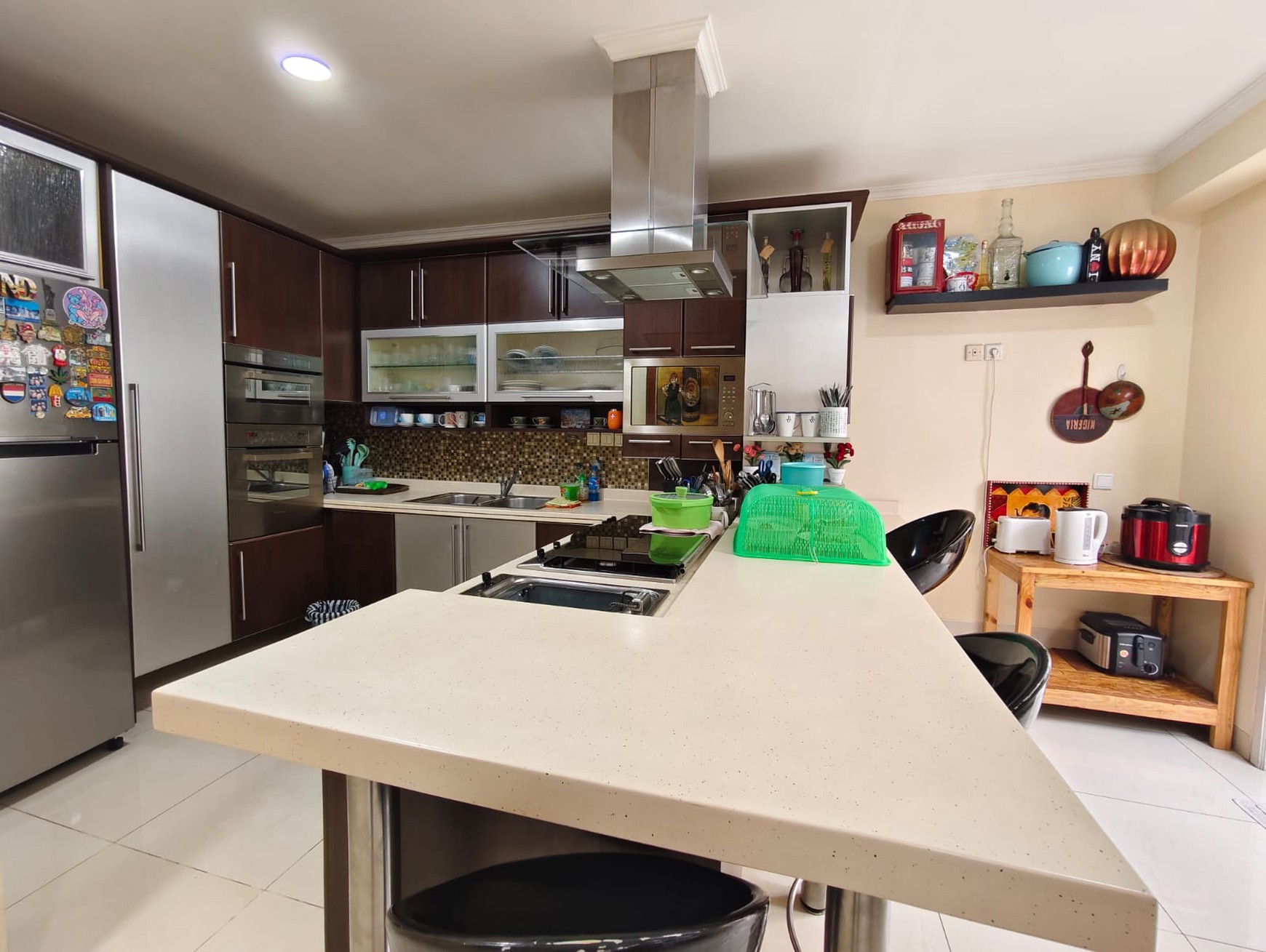 Rumah Boulevard Legenda Wisata, Depan Halte Bus