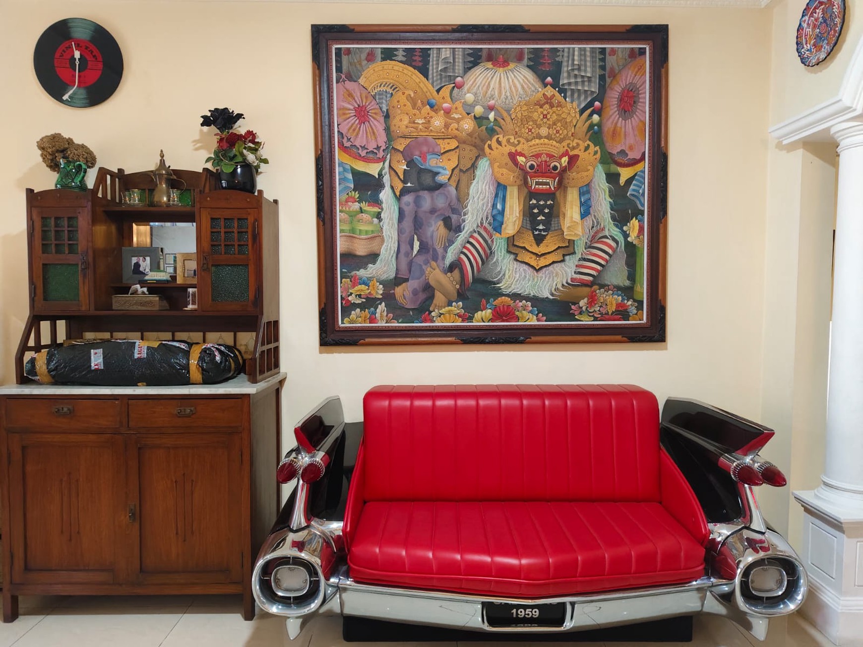 Rumah Boulevard Legenda Wisata, Depan Halte Bus