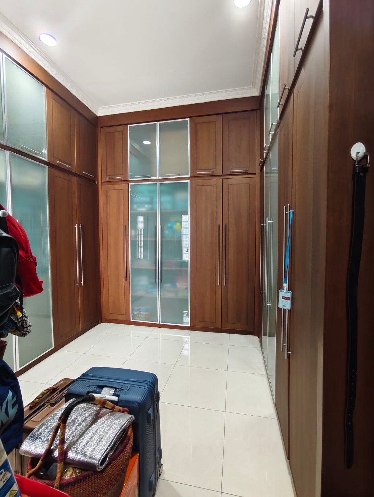 Rumah Boulevard Legenda Wisata, Depan Halte Bus