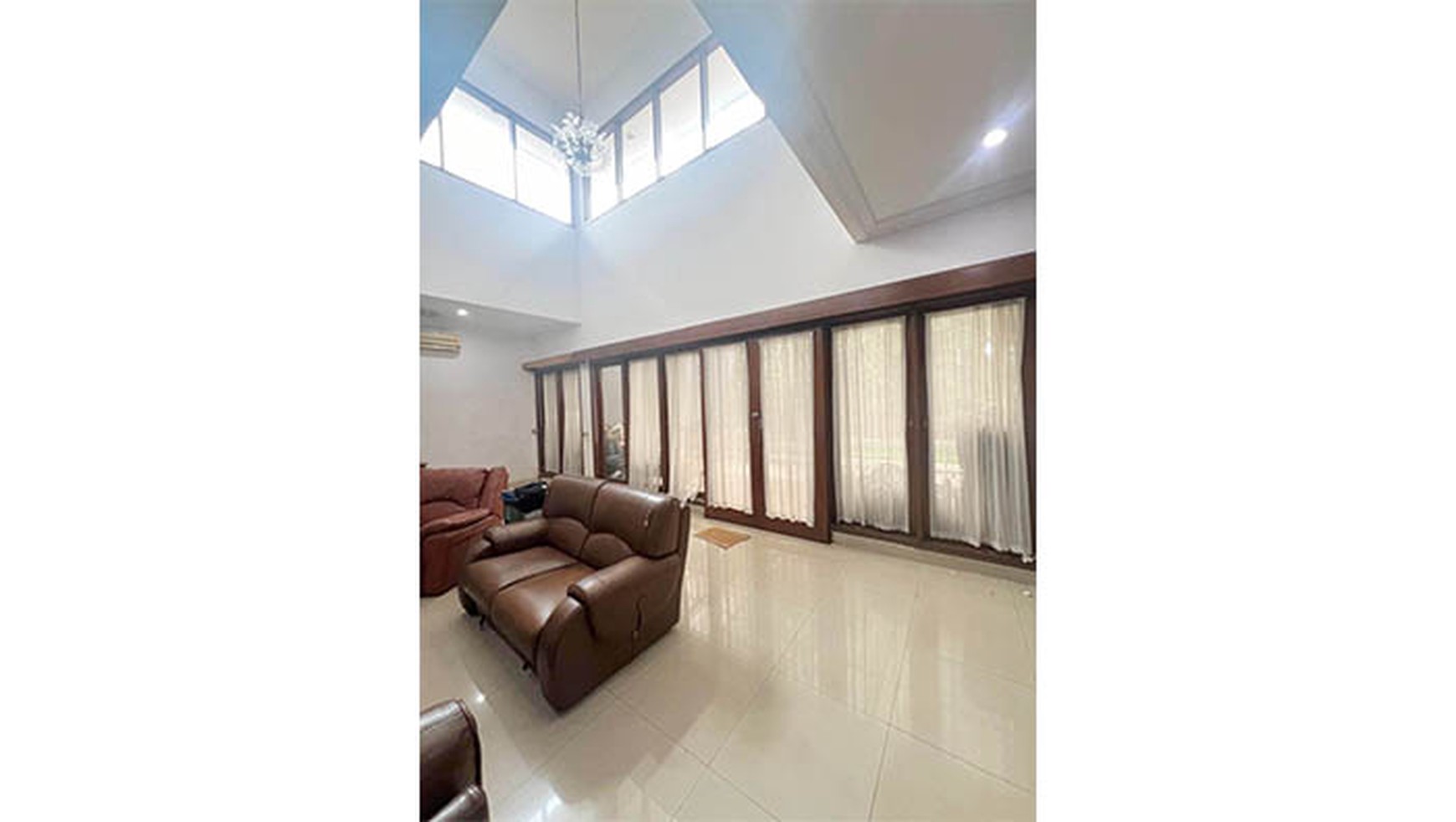 Rumah di cluster one gate yang sangat private, rumah asri dengan private pool