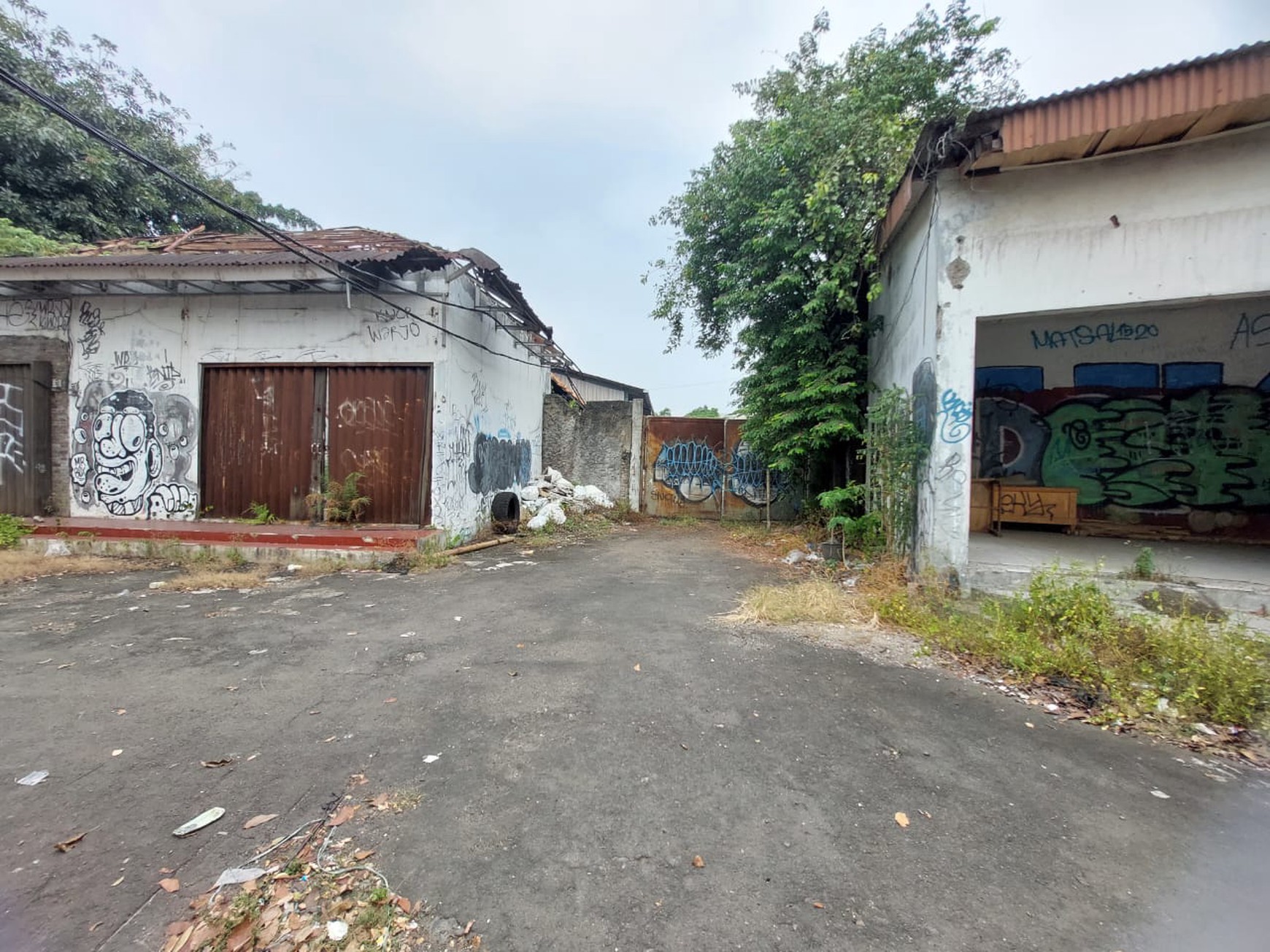 Tanah Luas Depan Jalan Raya di Palmerah