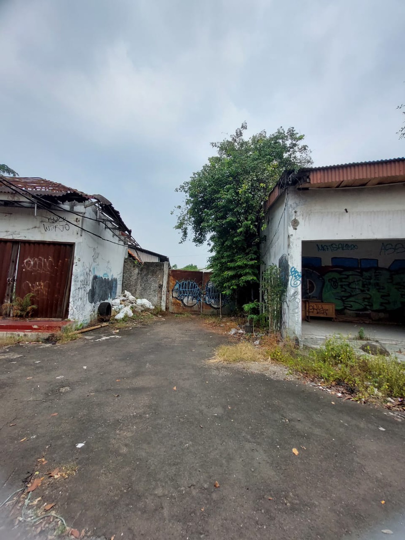 Tanah Luas Depan Jalan Raya di Palmerah