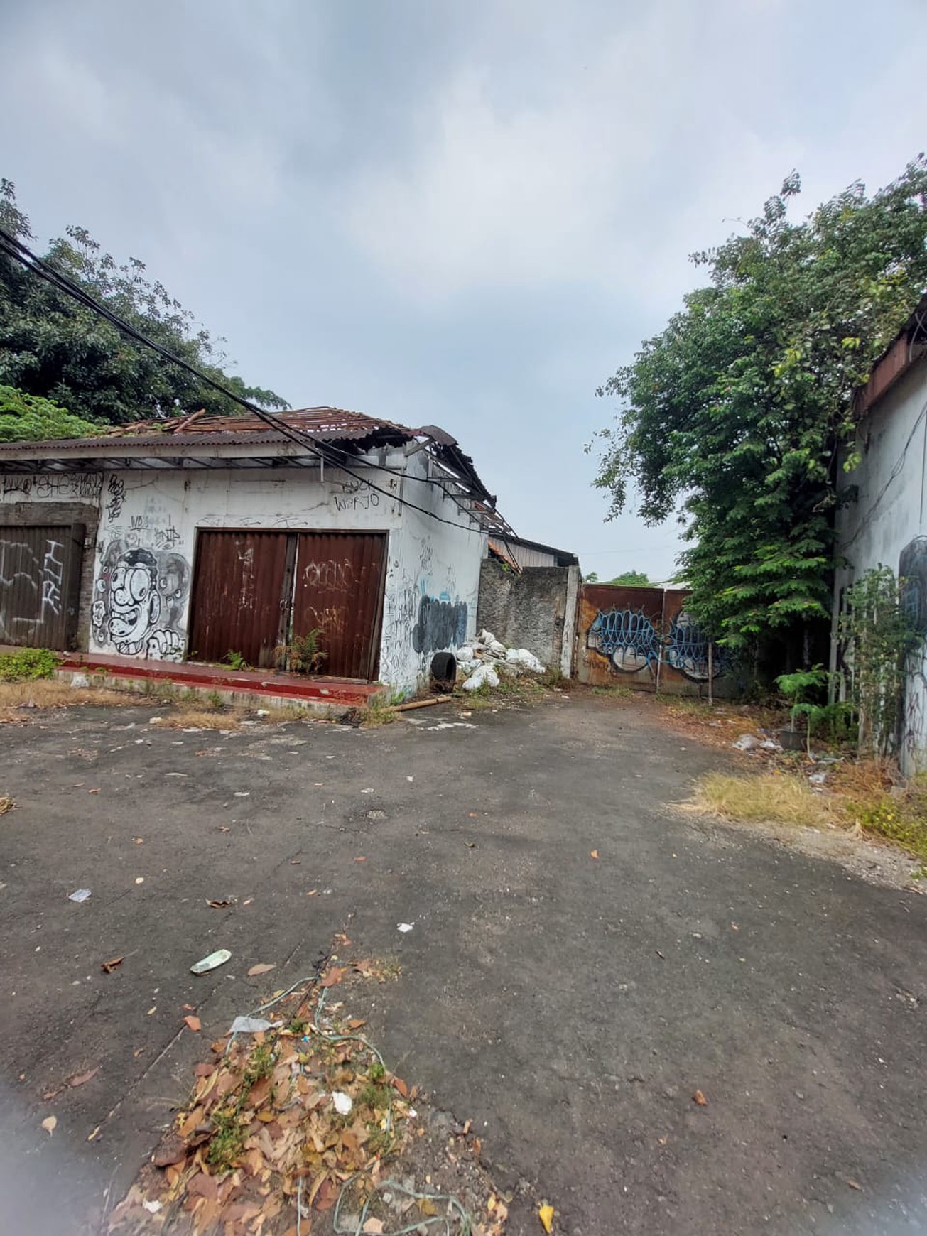 Tanah Luas Depan Jalan Raya di Palmerah