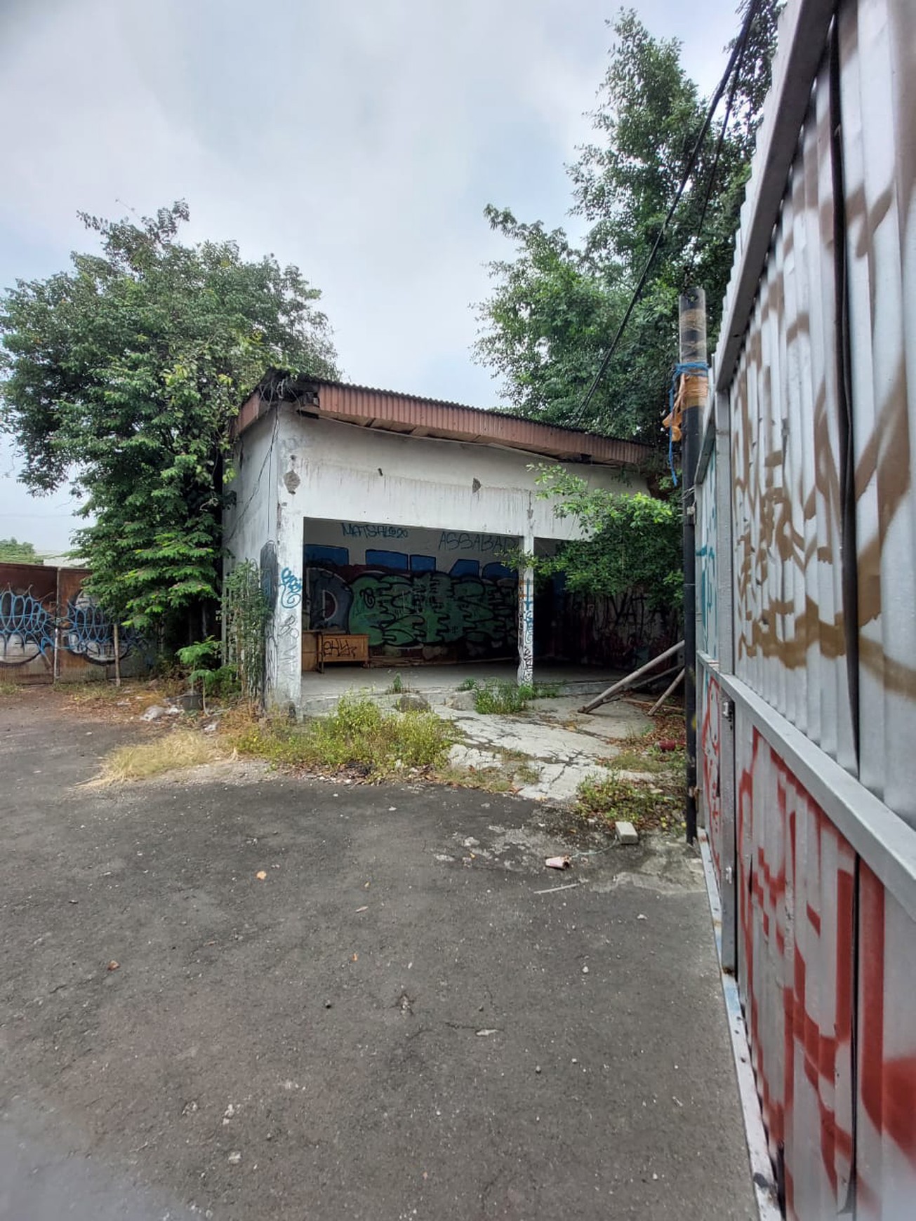 Tanah Luas Depan Jalan Raya di Palmerah