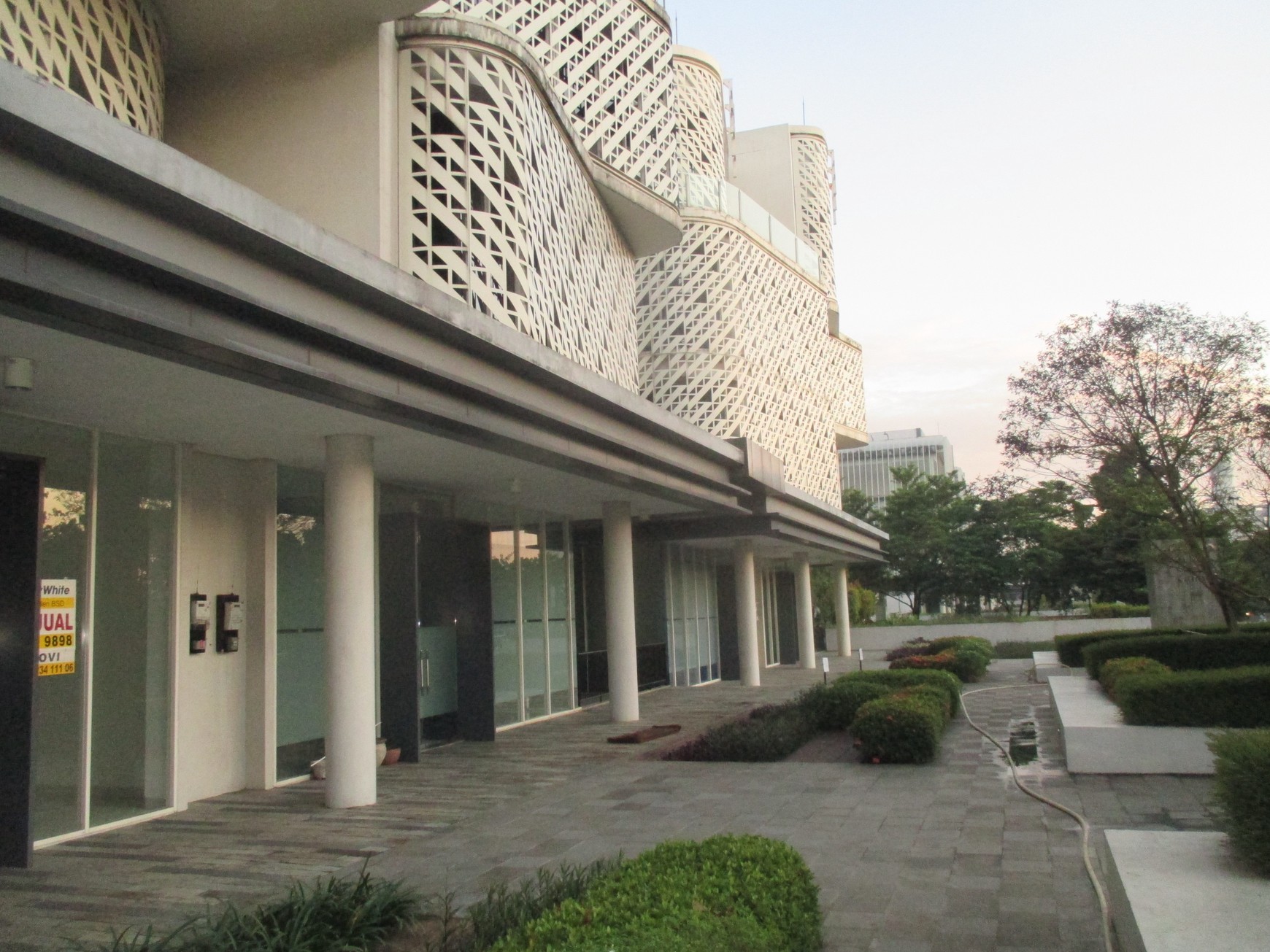 Disewa ruko strategis di foresta business loft 2 bsd city  hadap jalan raya siap huni