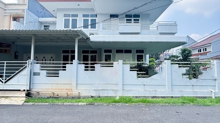 RUMAH ASRI DENGAN HALAMAN LUAS POSISI HOEK DI PONDOK INDAH, JAKARTA SELATAN