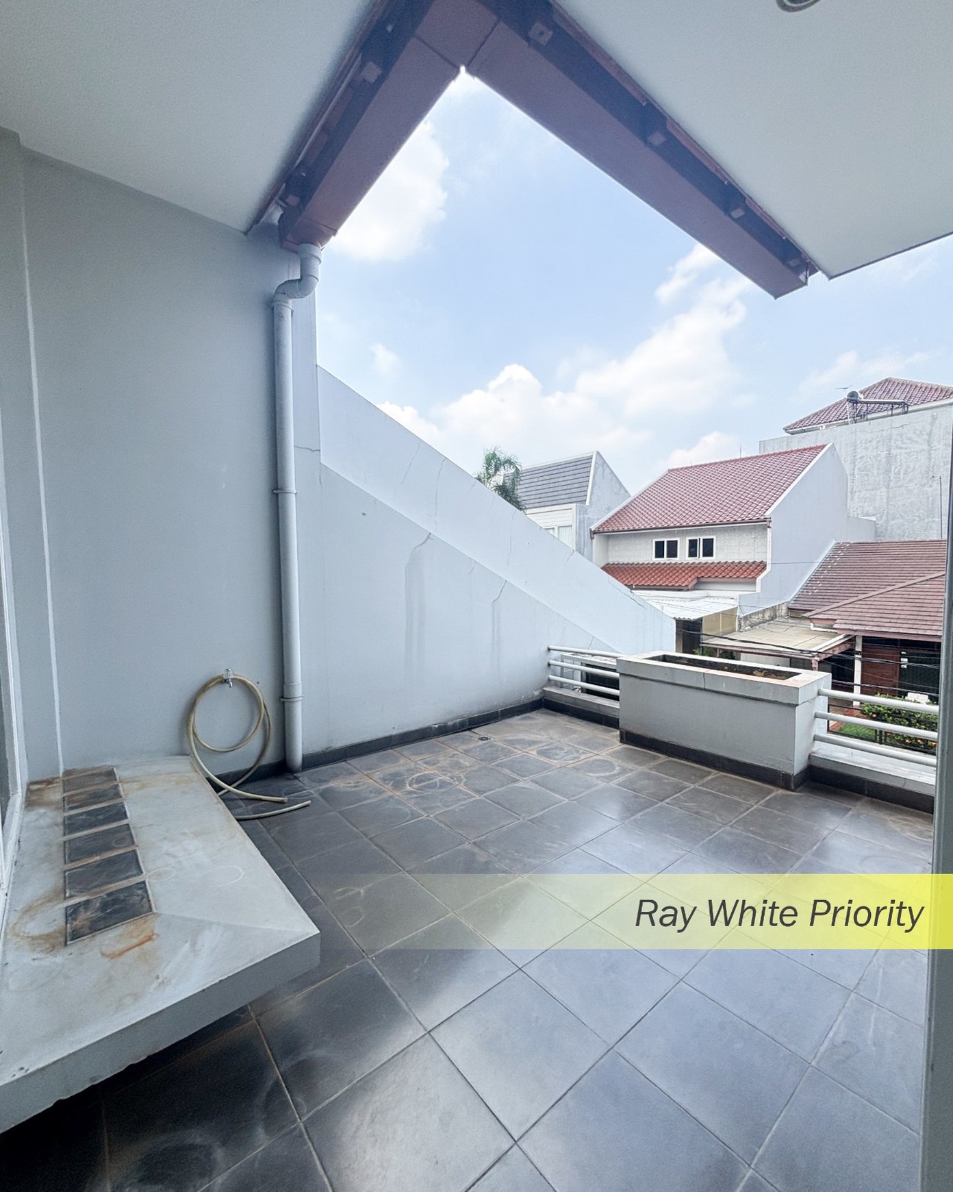 RUMAH ASRI DENGAN HALAMAN LUAS POSISI HOEK DI PONDOK INDAH, JAKARTA SELATAN