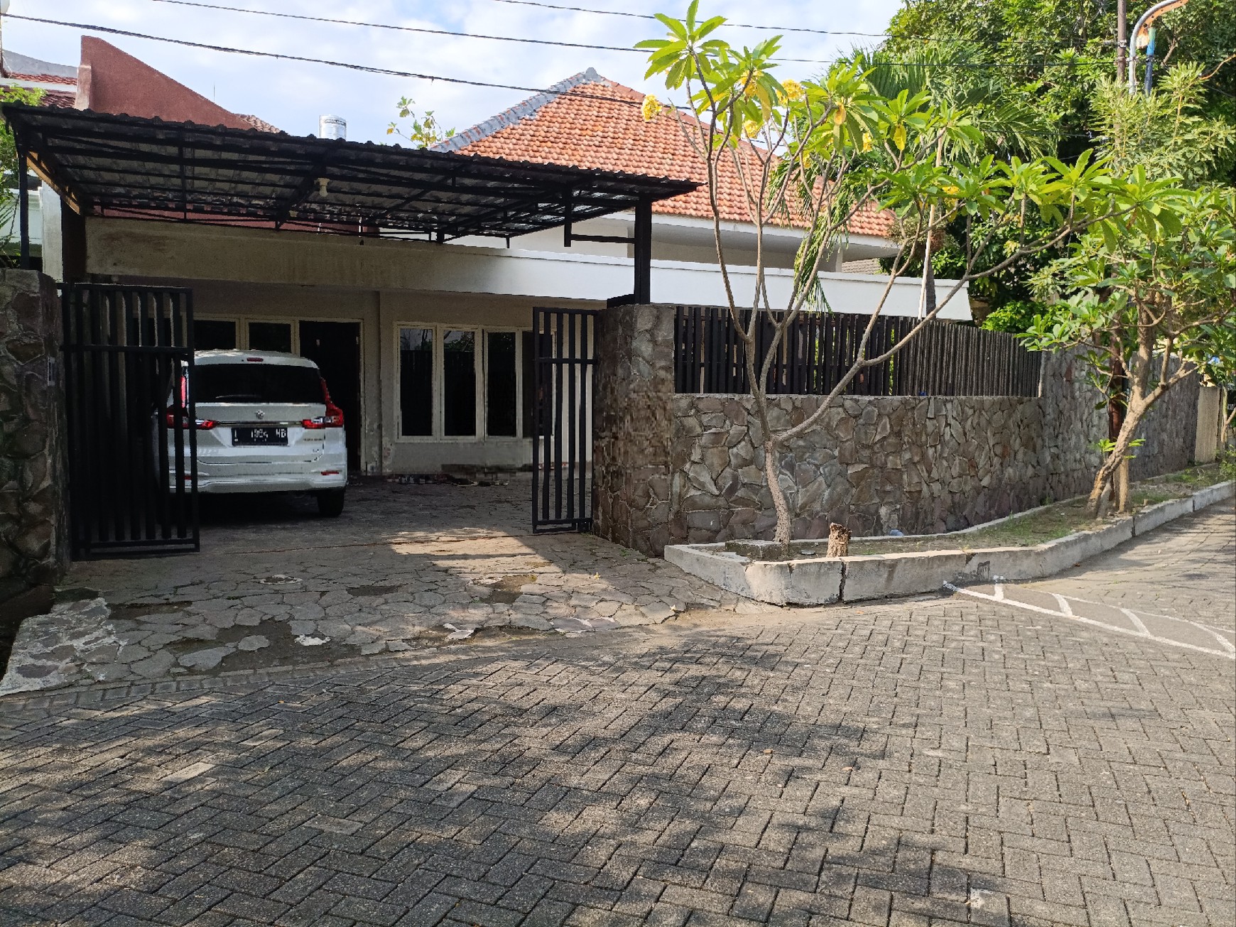 Dijual Rumah Luas Jemur Andayani | SHM, Dekat SMA Petra 5