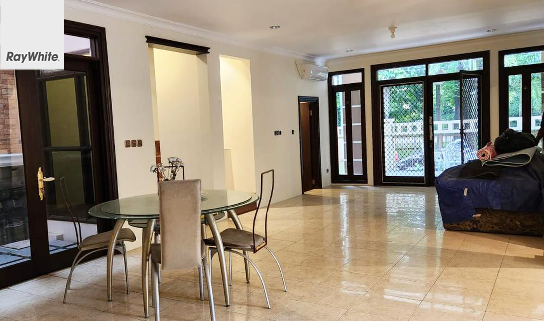 FOR SALE Murah Rumah Bagus 2.5 Lantai Baru Renovasi di Pondok Indah Kebayoran Baru Jakarta Selatan