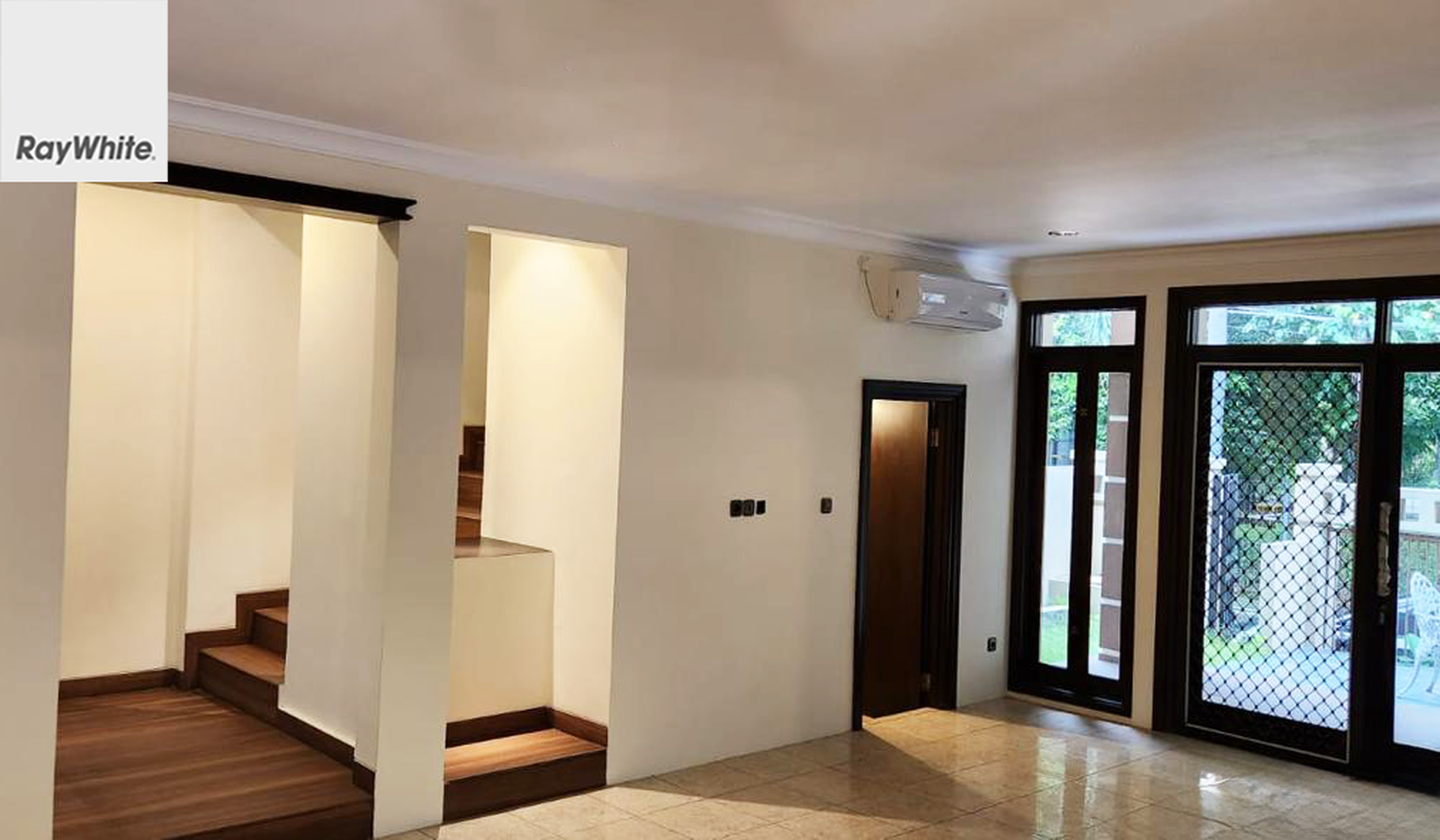 FOR SALE Murah Rumah Bagus 2.5 Lantai Baru Renovasi di Pondok Indah Kebayoran Baru Jakarta Selatan