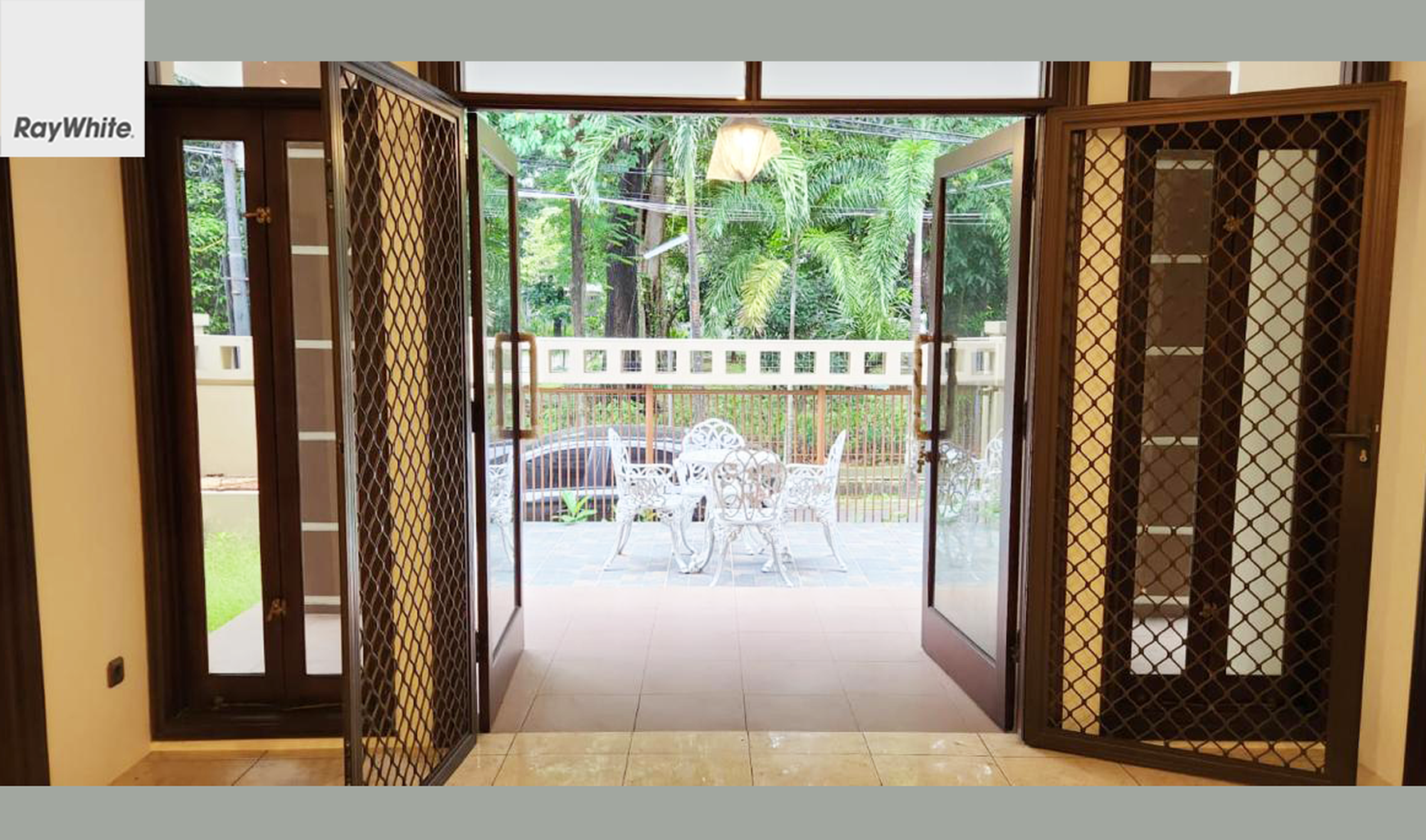 FOR SALE Murah Rumah Bagus 2.5 Lantai Baru Renovasi di Pondok Indah Kebayoran Baru Jakarta Selatan