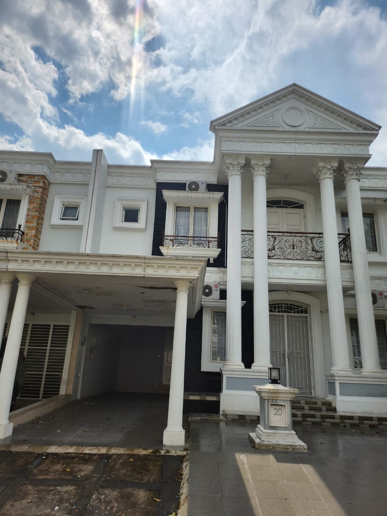 Rumah Mewah di Vassa Terrace Lippo Cikarang - Siap Huni!