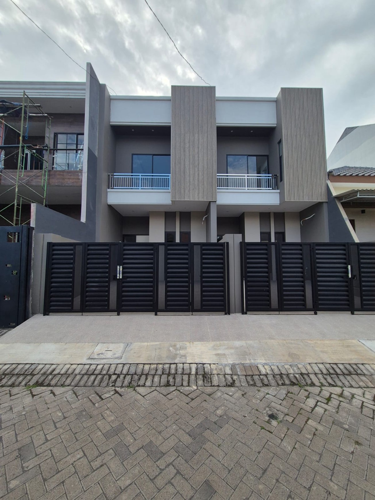 DIJUAL 2 RUMAH KEMBAR BARU SIAP HUNI VILLA KALIJUDAN INDAH, Surabaya Timur