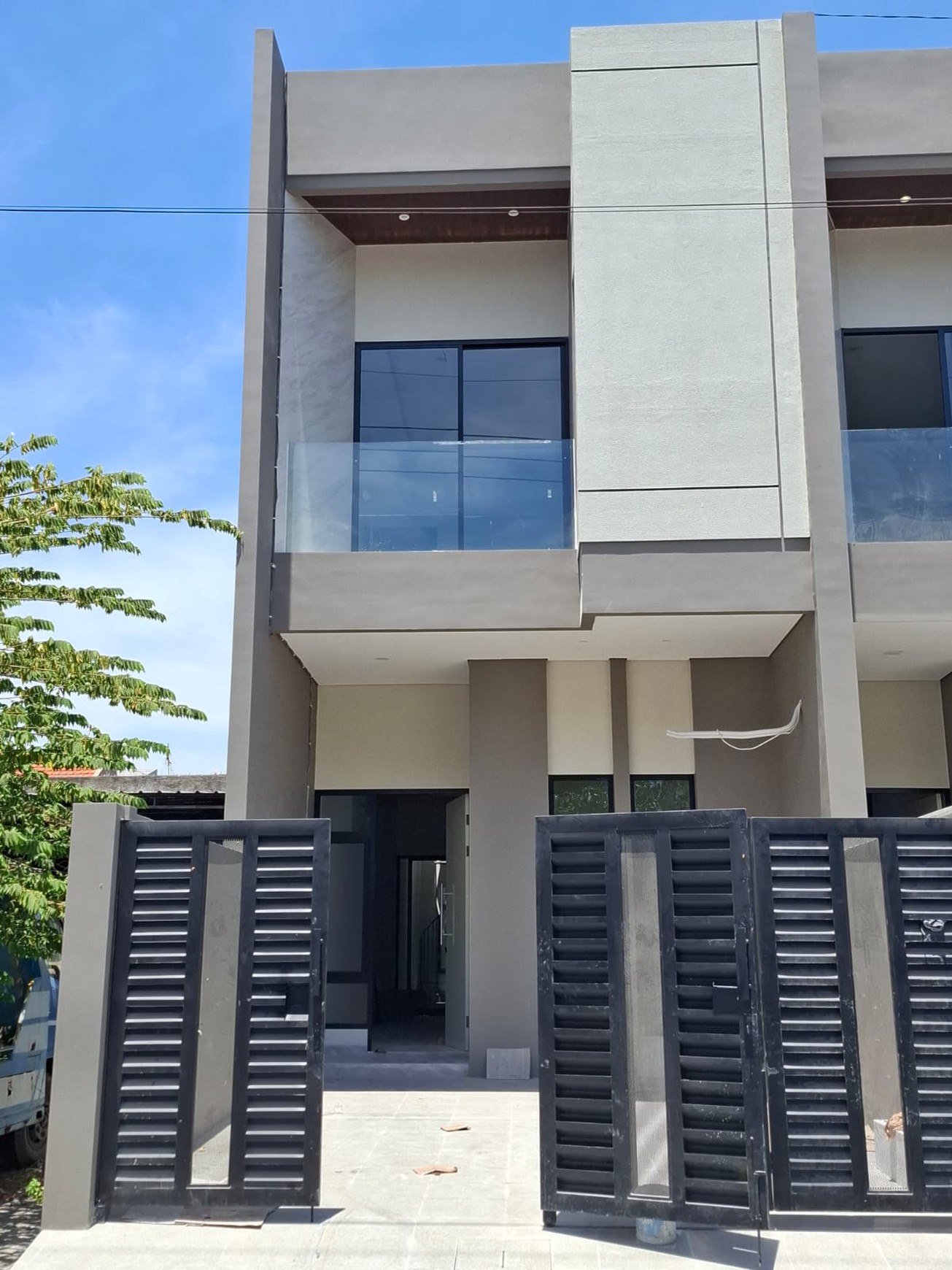 DIJUAL CEPAT 2 RUMAH KEMBAR BARU SIAP HUNI Tenggilis Mejoyo dekat UBAYA, Surabaya Timur