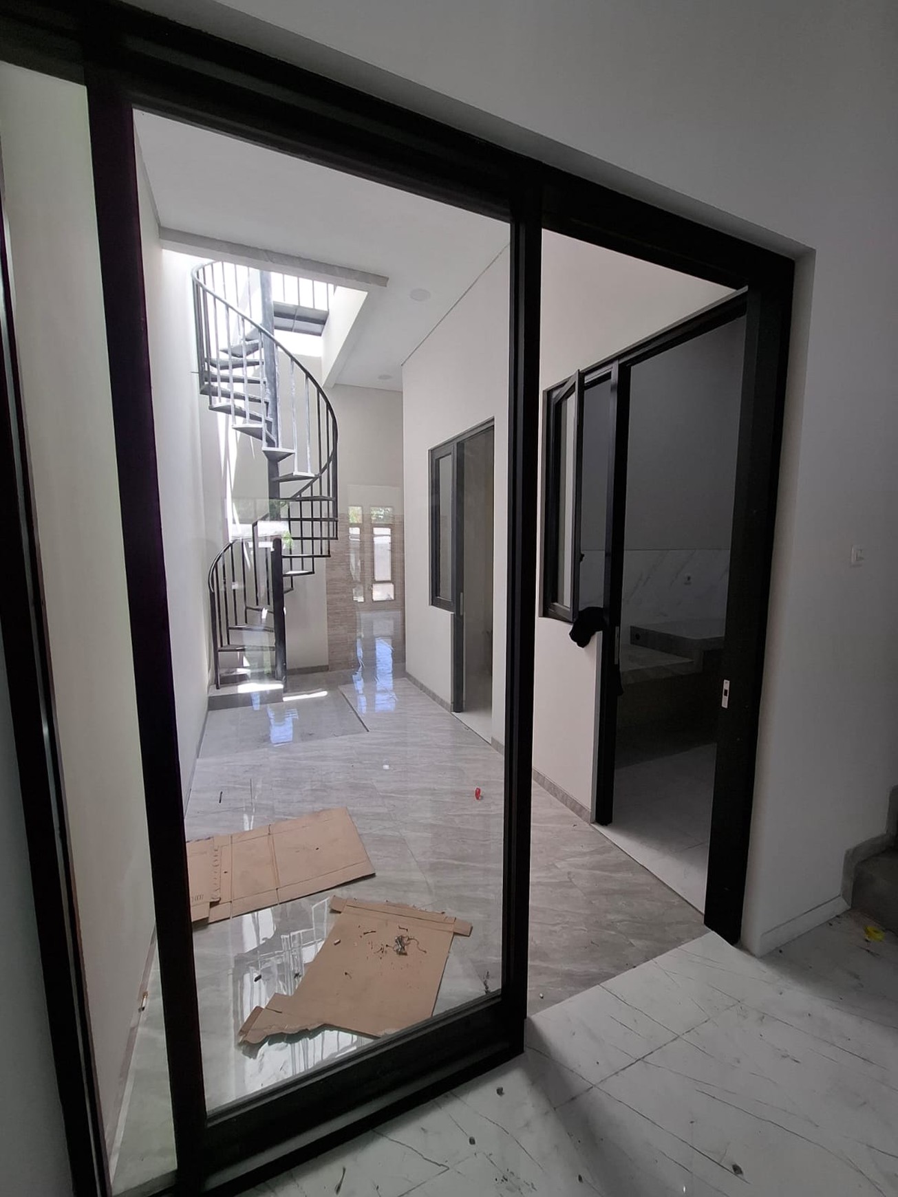 DIJUAL CEPAT 2 RUMAH KEMBAR BARU SIAP HUNI Tenggilis Mejoyo dekat UBAYA, Surabaya Timur