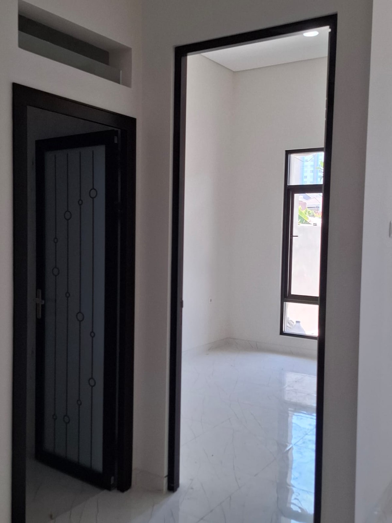 DIJUAL CEPAT 2 RUMAH KEMBAR BARU SIAP HUNI Tenggilis Mejoyo dekat UBAYA, Surabaya Timur