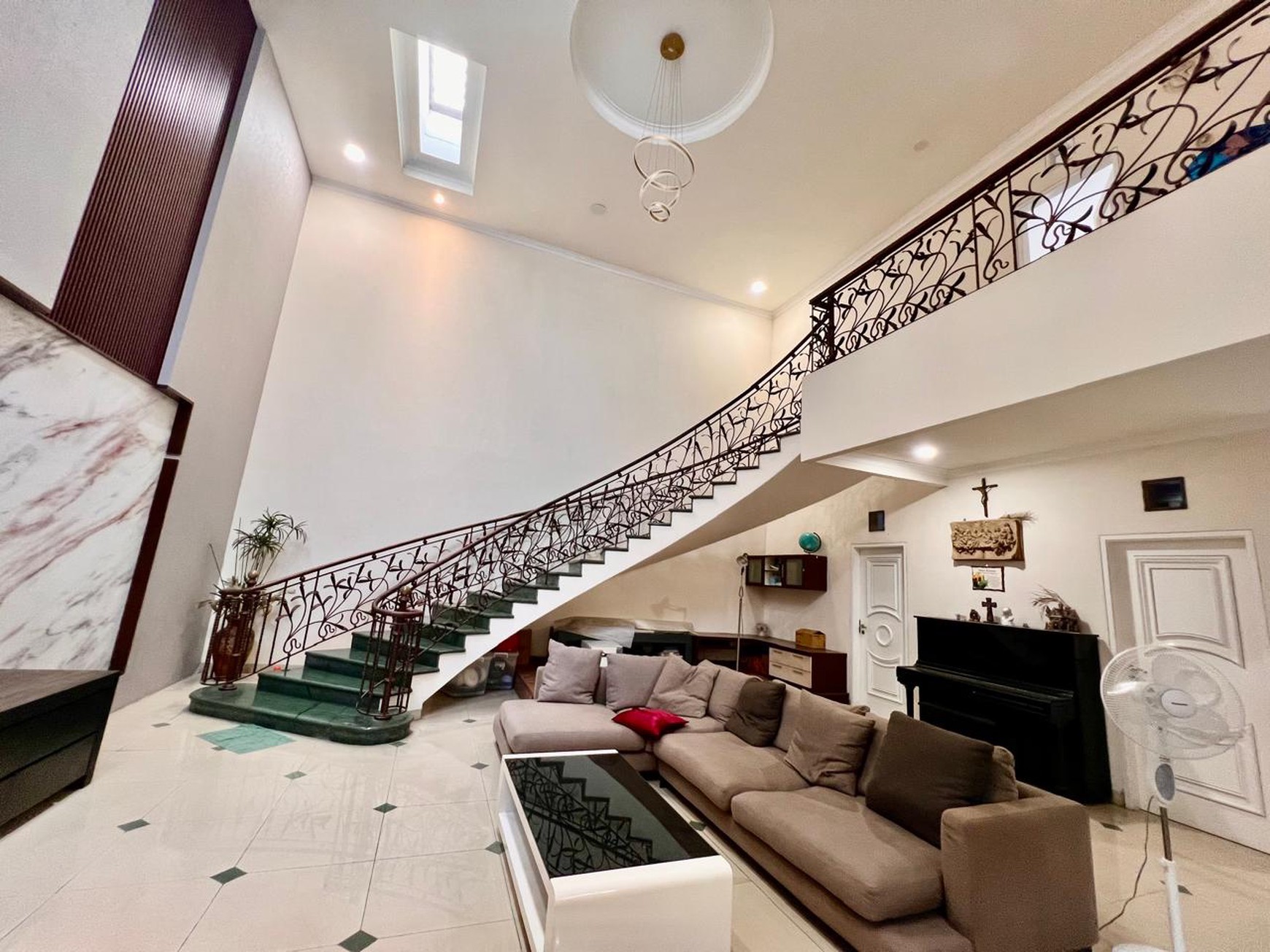 Rumah Mewah,3 lantai,dalam cluster di Bintaro Jaya 9