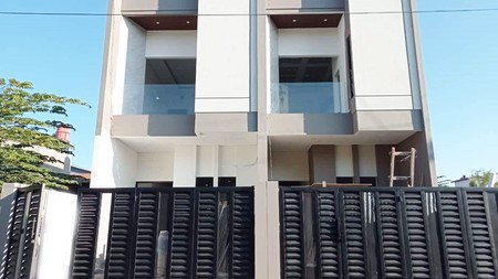 Rumah Baru Gress !!! di Tenggilis Mejoyo Selatan Surabaya Selatan, Minimalis, 2 Lantai, ada 2 unit aja...!!!