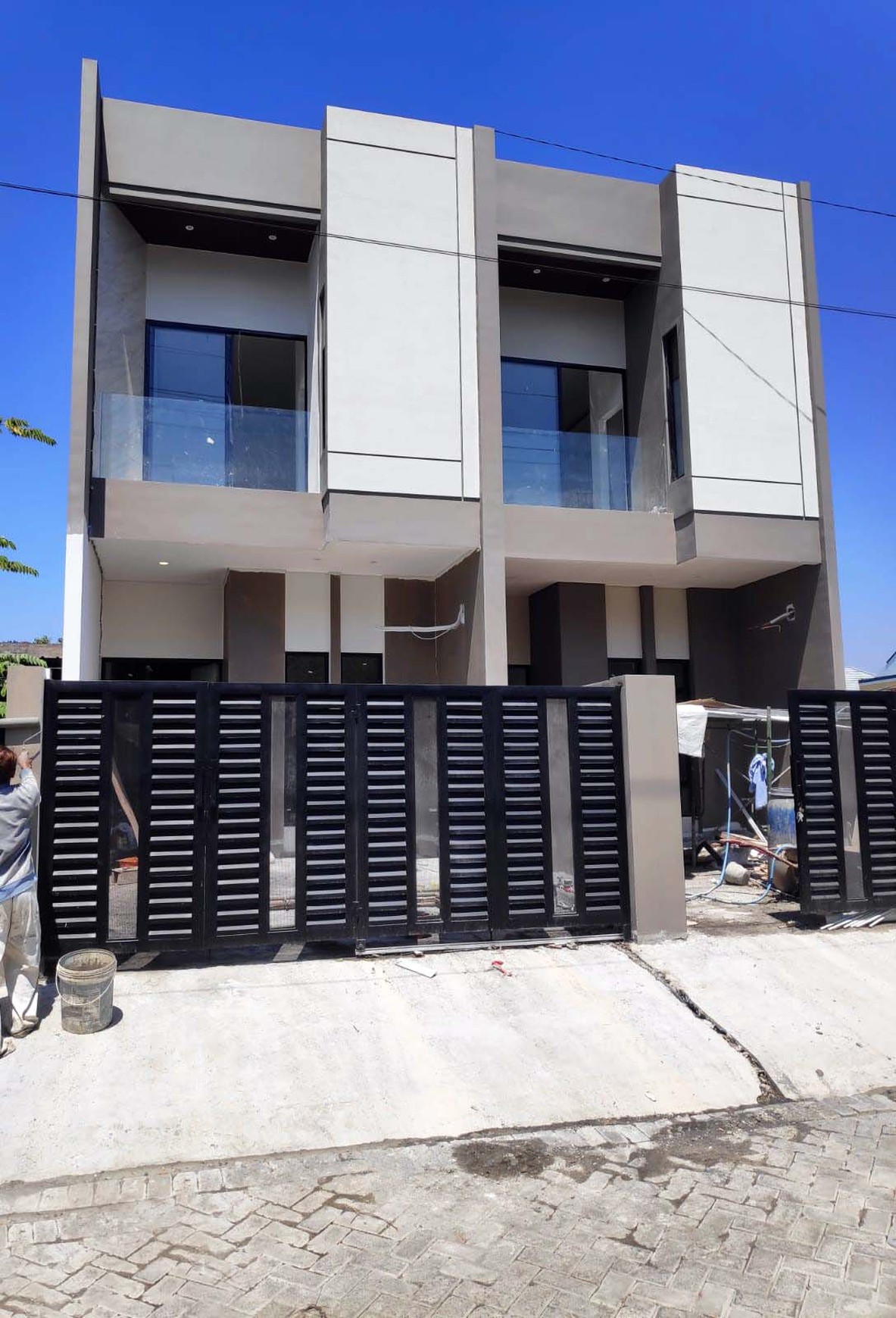 Rumah Baru Gress !!! di Tenggilis Mejoyo Selatan Surabaya Selatan, Minimalis, 2 Lantai, ada 2 unit aja...!!!