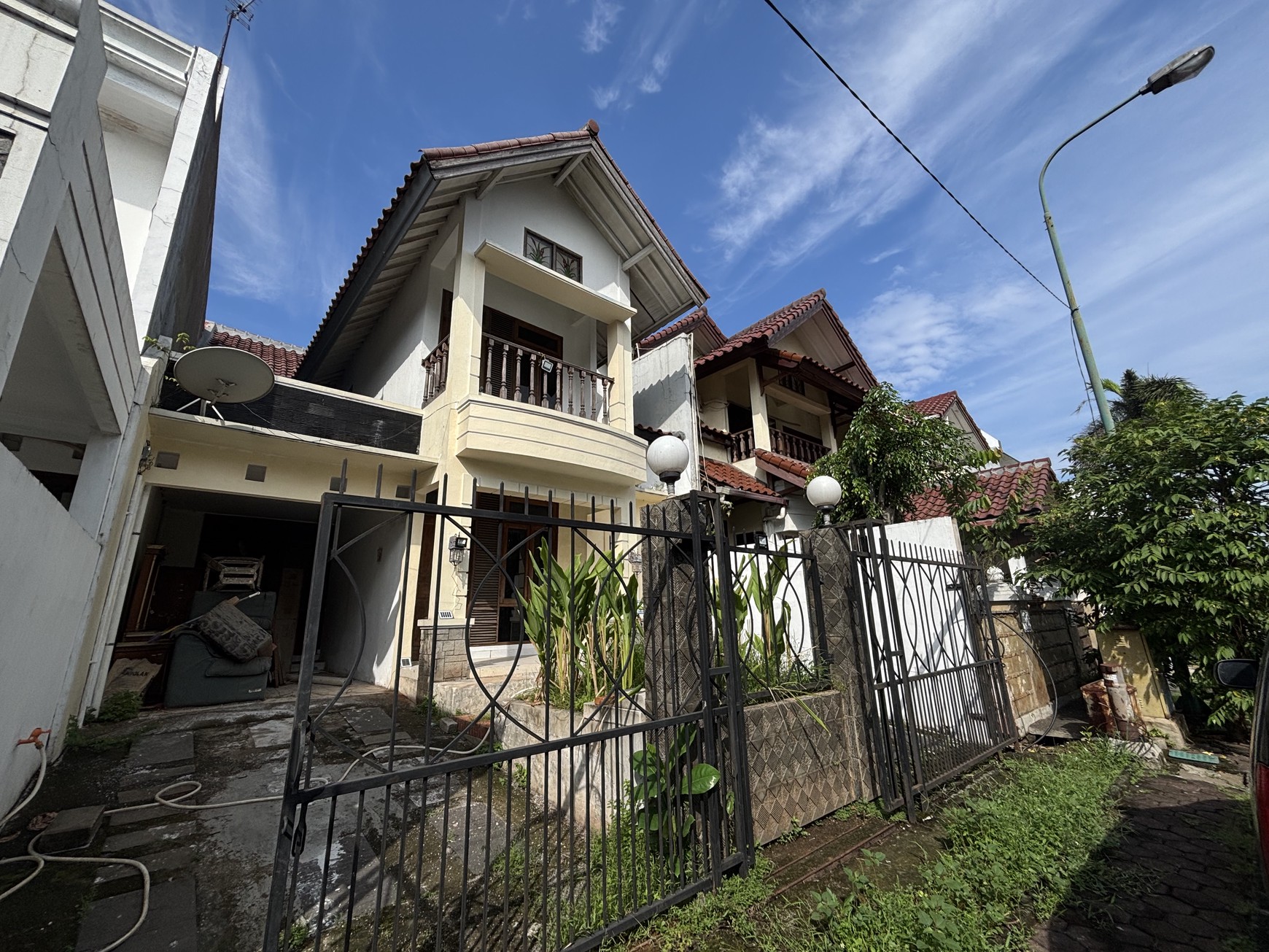 Rumah 2 Lantai Butuh Perbaikan dan BU di Raffles Hills 