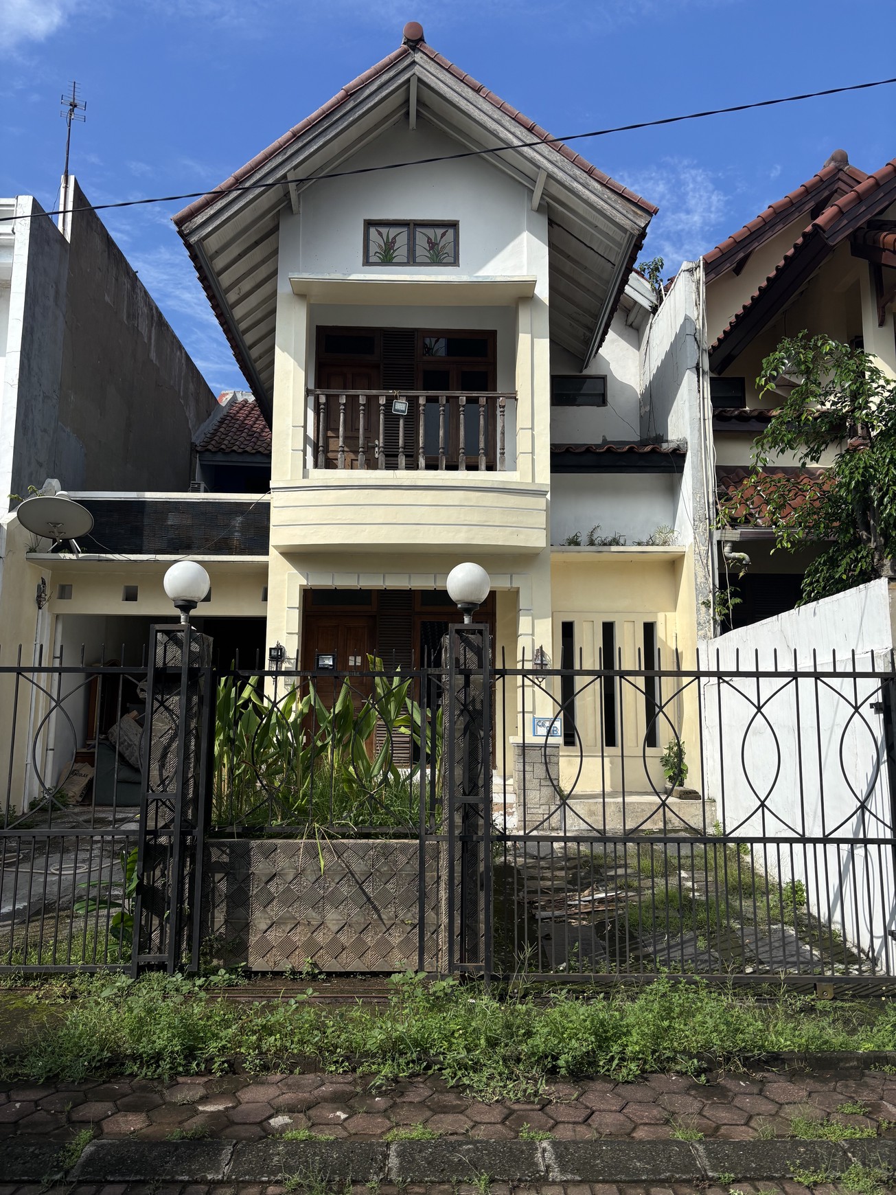 Rumah 2 Lantai Butuh Perbaikan dan BU di Raffles Hills 
