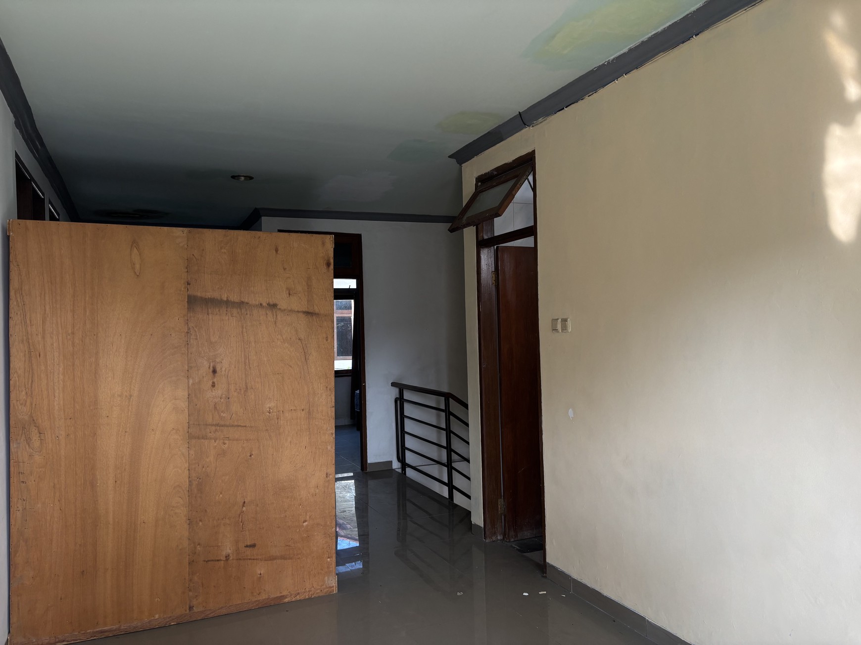 Rumah 2 Lantai Butuh Perbaikan dan BU di Raffles Hills 