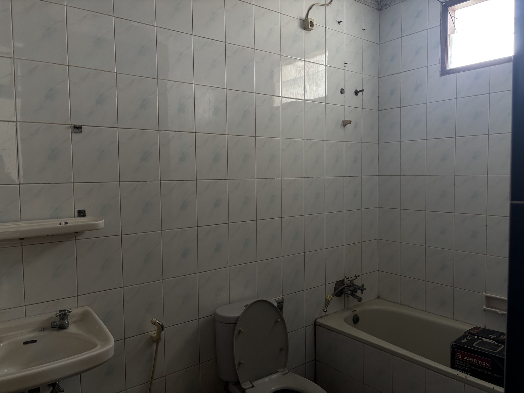 Rumah 2 Lantai Butuh Perbaikan dan BU di Raffles Hills 