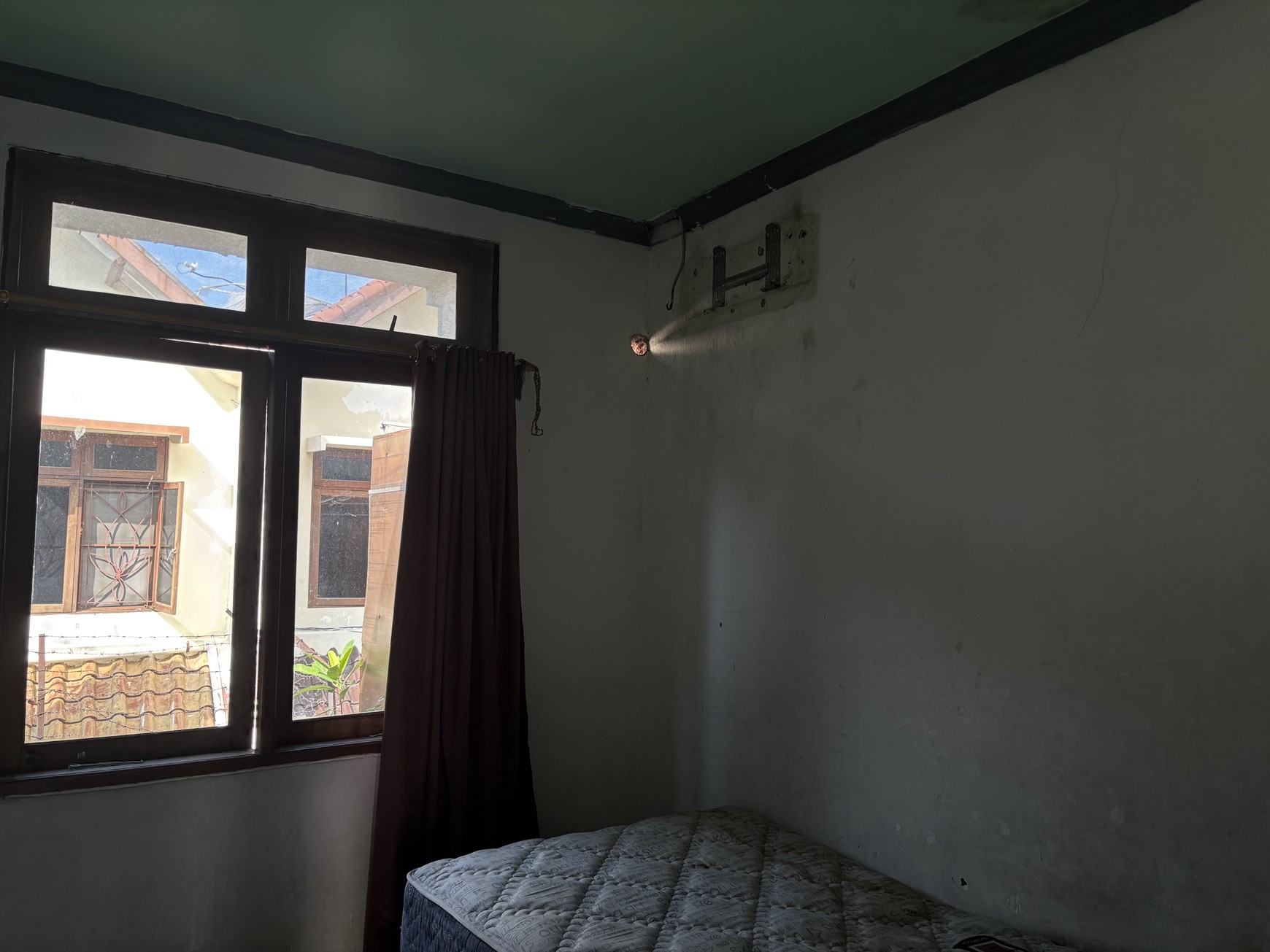 Rumah 2 Lantai Butuh Perbaikan dan BU di Raffles Hills 